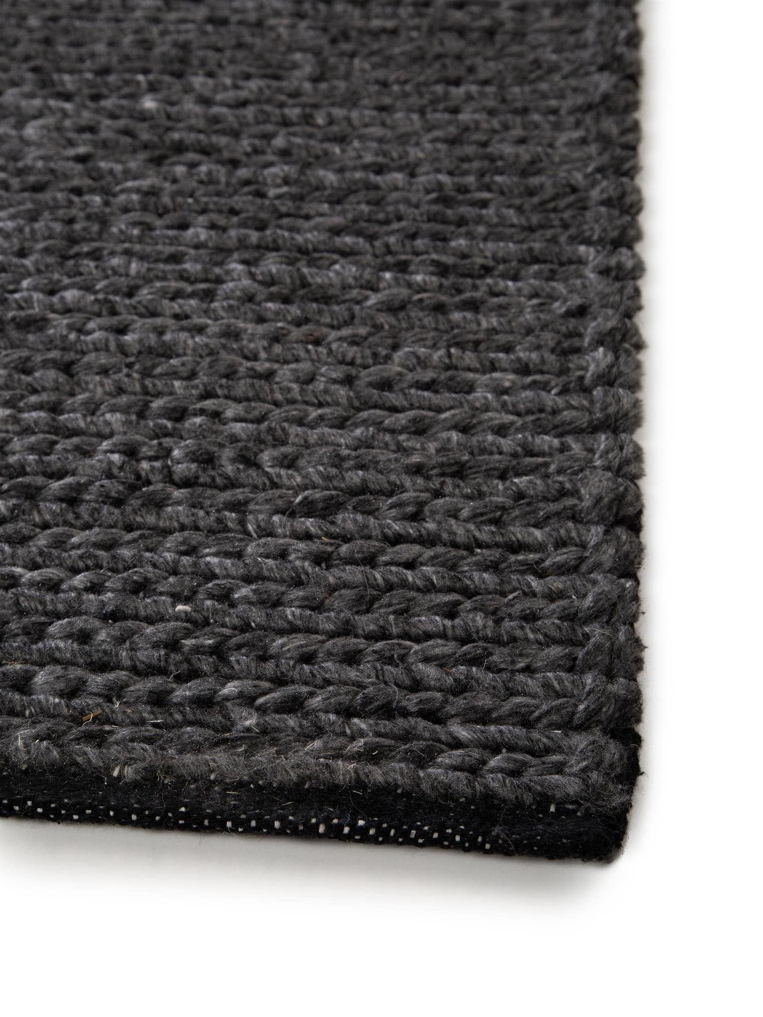 Teppich aus 60% Wolle, 40% Polyester in Grau mit bis 5 mm hohem Flor von benuta Pure