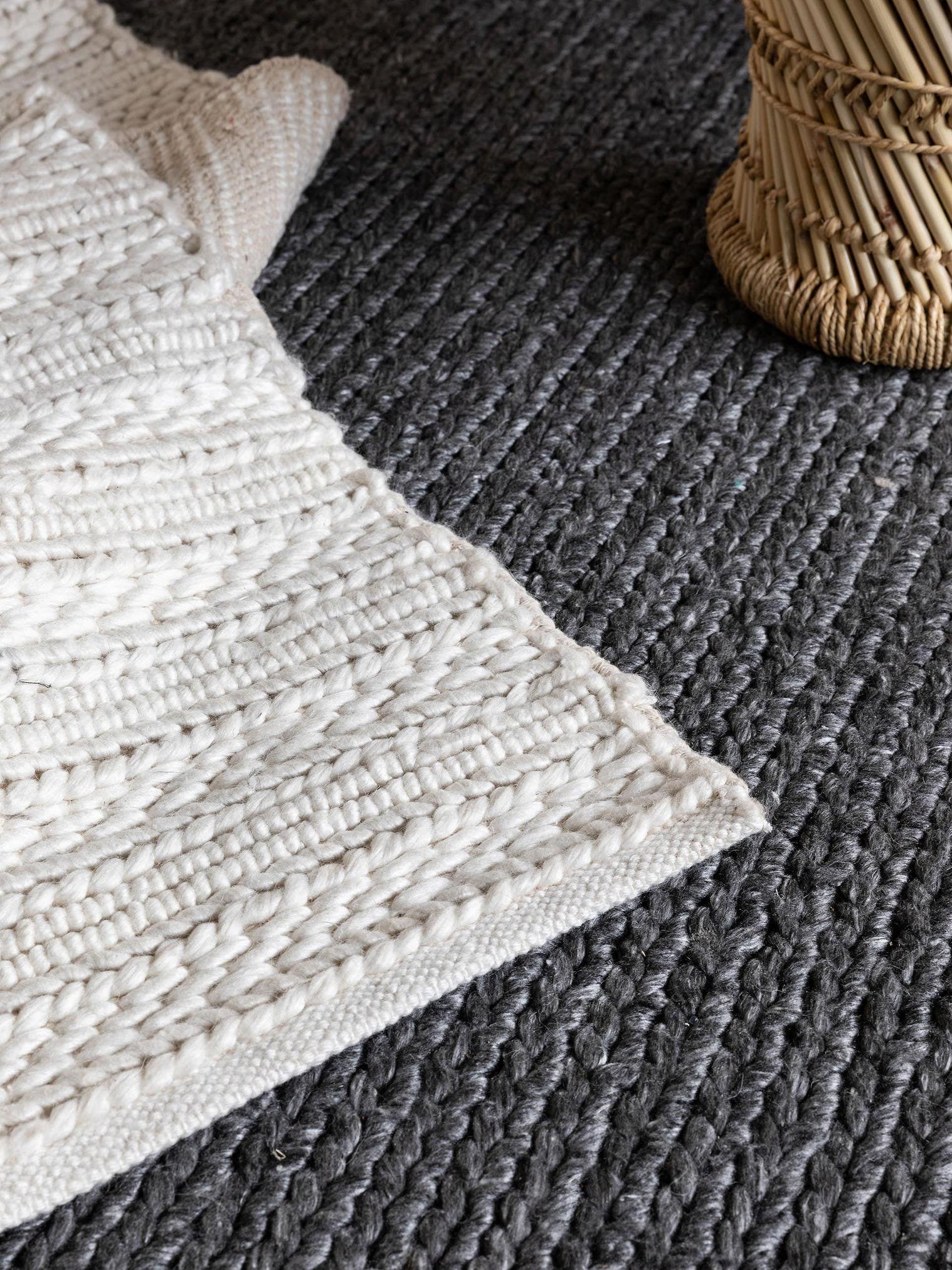 Teppich aus 60% Wolle, 40% Polyester in Grau mit bis 5 mm hohem Flor von benuta Pure
