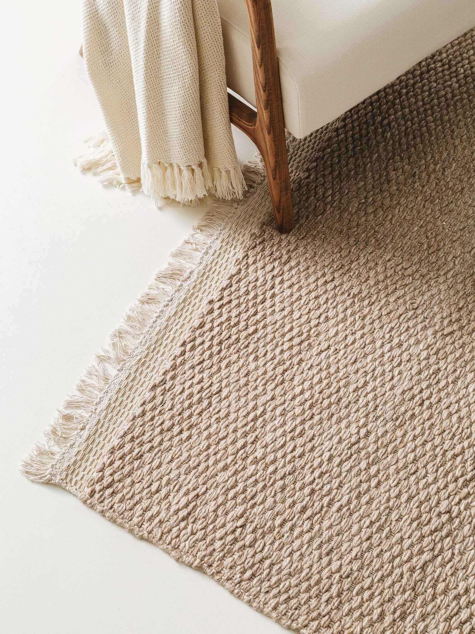 Tapis en 40% Laine, 30% Coton, 30% Viscose en Beige avec une pile de 1- 5 mm de hauteur de benuta Pure