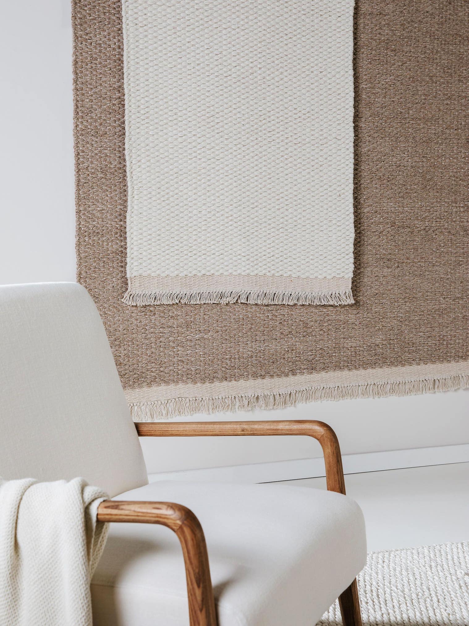 Tapis en 40% Laine, 30% Coton, 30% Viscose en Beige avec une pile de 1- 5 mm de hauteur de benuta Pure