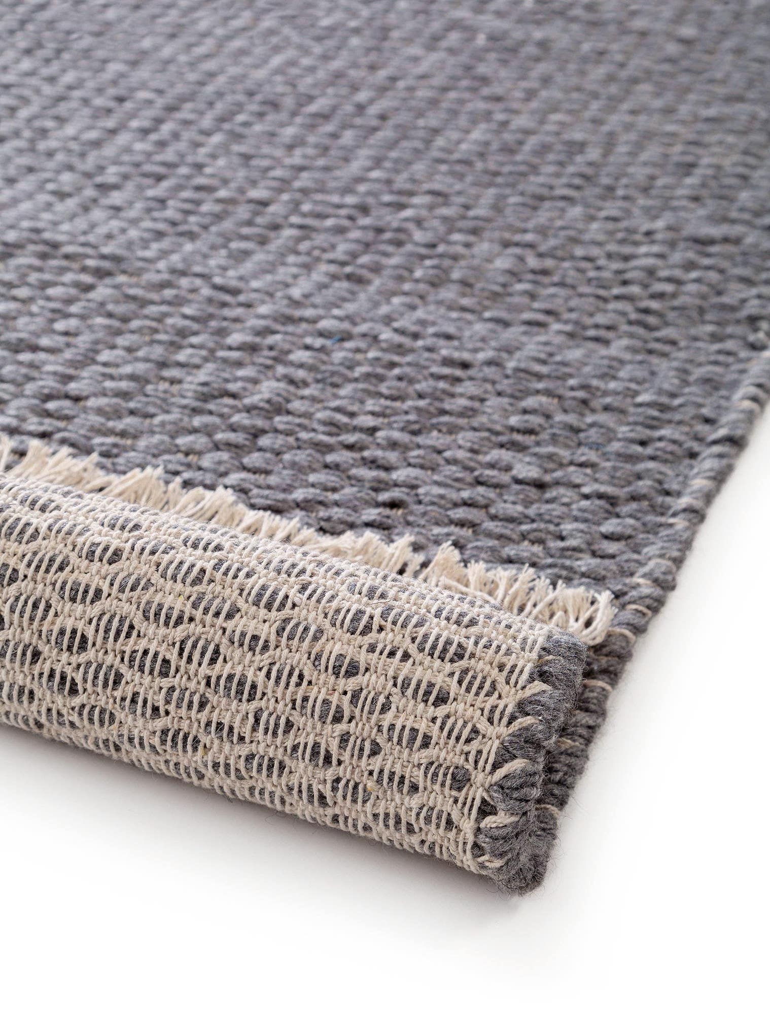 Teppich aus 40% Wolle, 30% Baumwolle, 30% Viskose in Grau mit bis 5 mm hohem Flor von benuta Pure