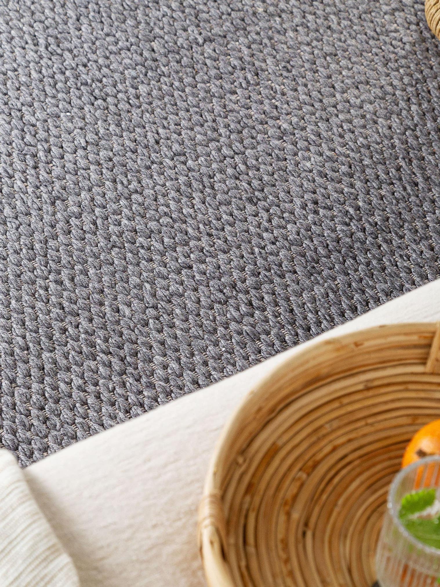 Teppich aus 40% Wolle, 30% Baumwolle, 30% Viskose in Grau mit bis 5 mm hohem Flor von benuta Pure