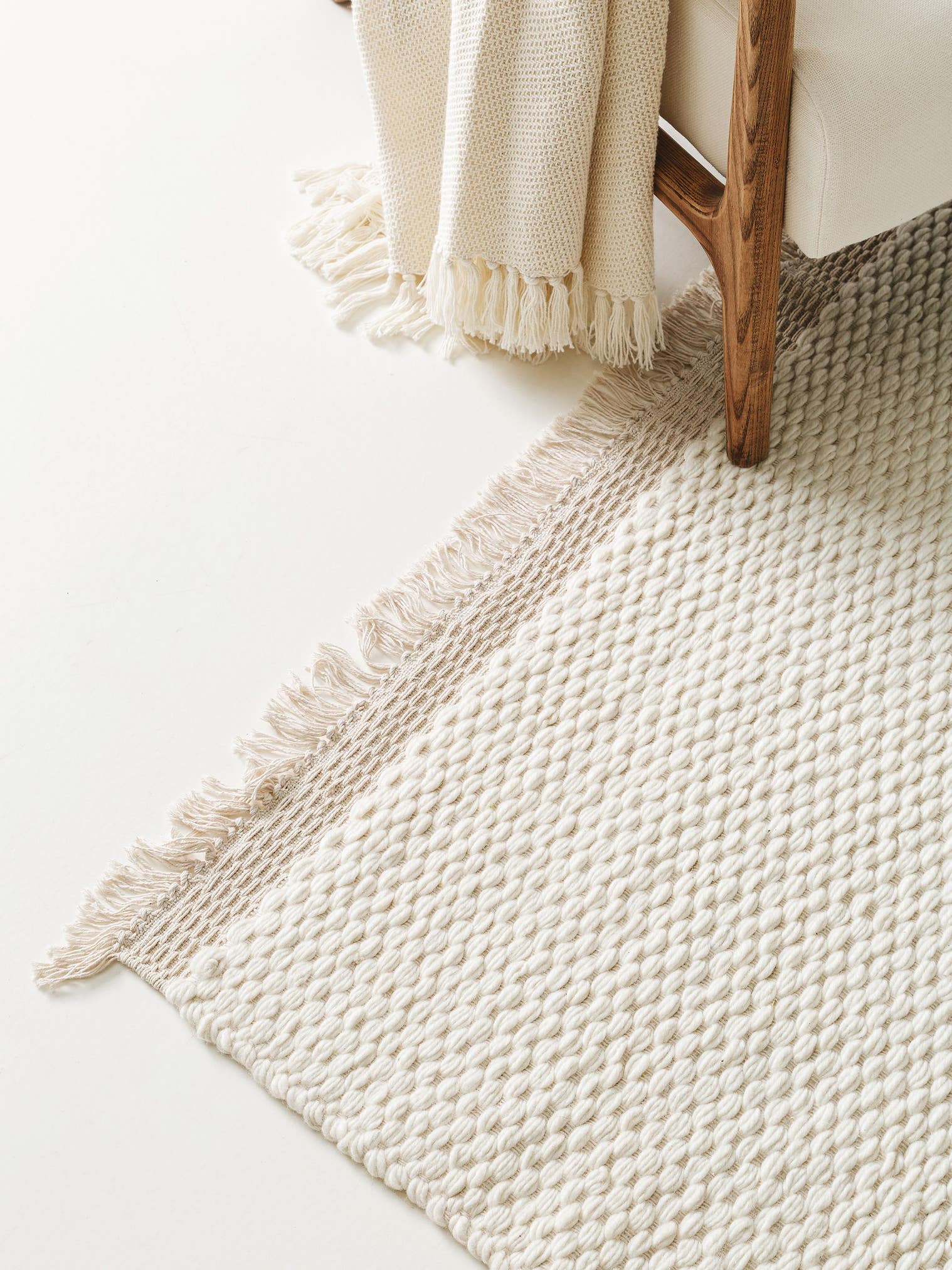 Tapis en 40% Laine, 30% Coton, 30% Viscose en Beige avec une pile de 1- 5 mm de hauteur de benuta Pure