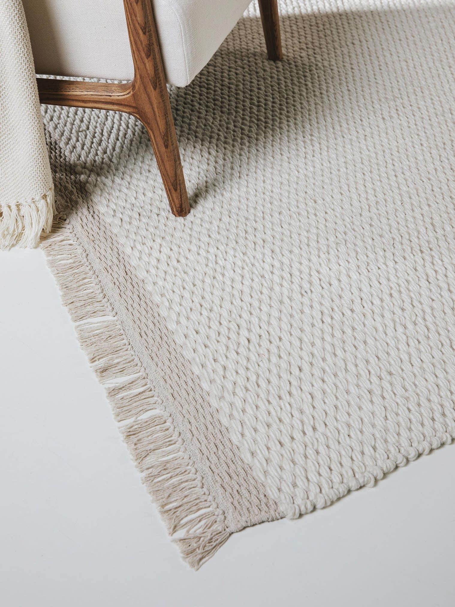 Tapis en 40% Laine, 30% Coton, 30% Viscose en Beige avec une pile de 1- 5 mm de hauteur de benuta Pure