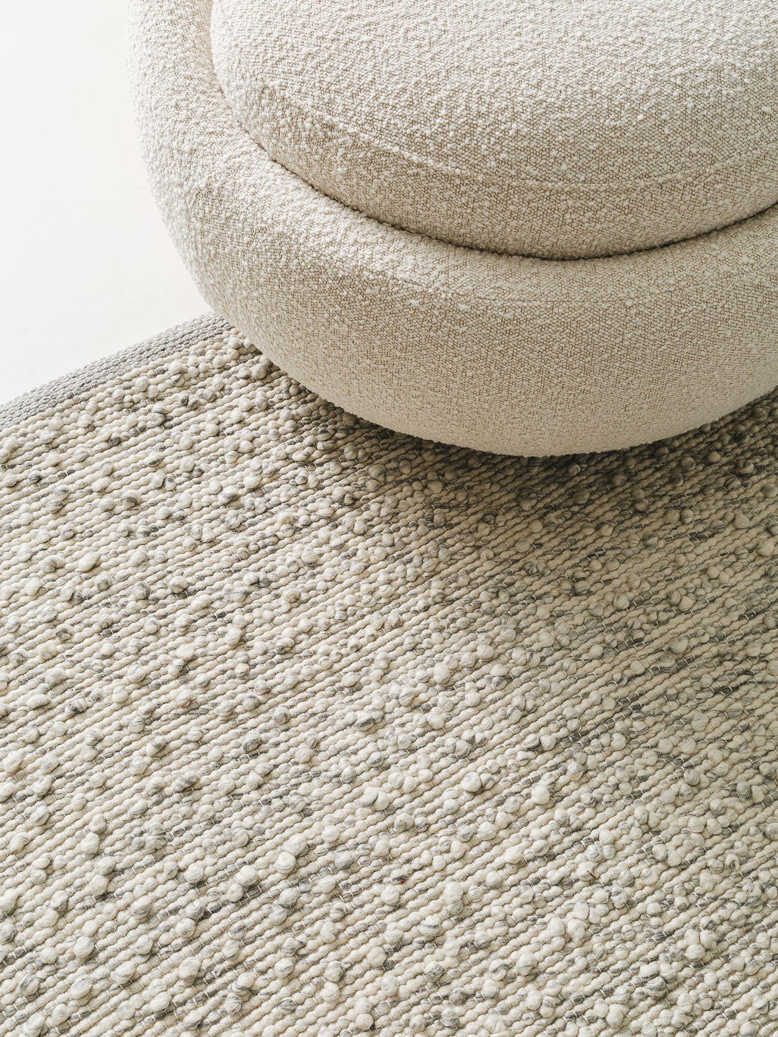 Tapijt van 40% Wol, 30% Katoen, 20% Polyester, 10% Viscose in Grijs met een 1- 5 mm hoge pool van benuta Pure