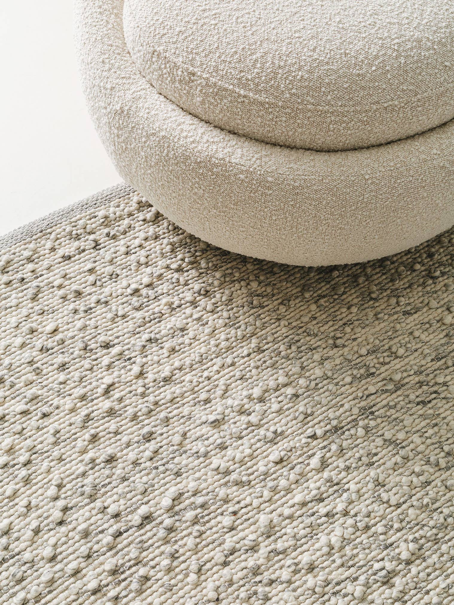 Teppich aus 40% Wolle, 30% Baumwolle, 20% Polyester, 10% Viskose in Grau mit bis 5 mm hohem Flor von benuta Pure