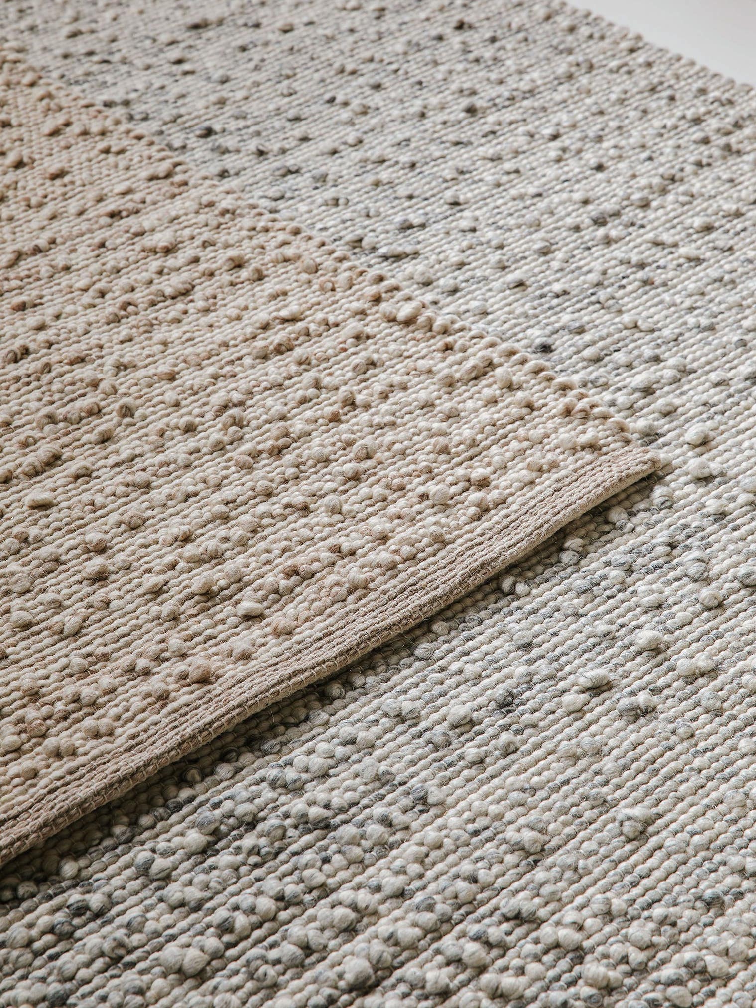 Tapijt van 40% Wol, 30% Katoen, 20% Polyester, 10% Viscose in Grijs met een 1- 5 mm hoge pool van benuta Pure