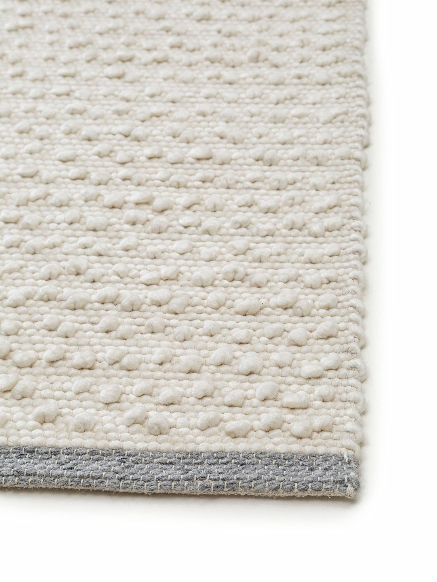 Teppich aus 70% Wolle, 20% Baumwolle, 10% Viskose in Beige mit bis 5 mm hohem Flor von benuta Pure