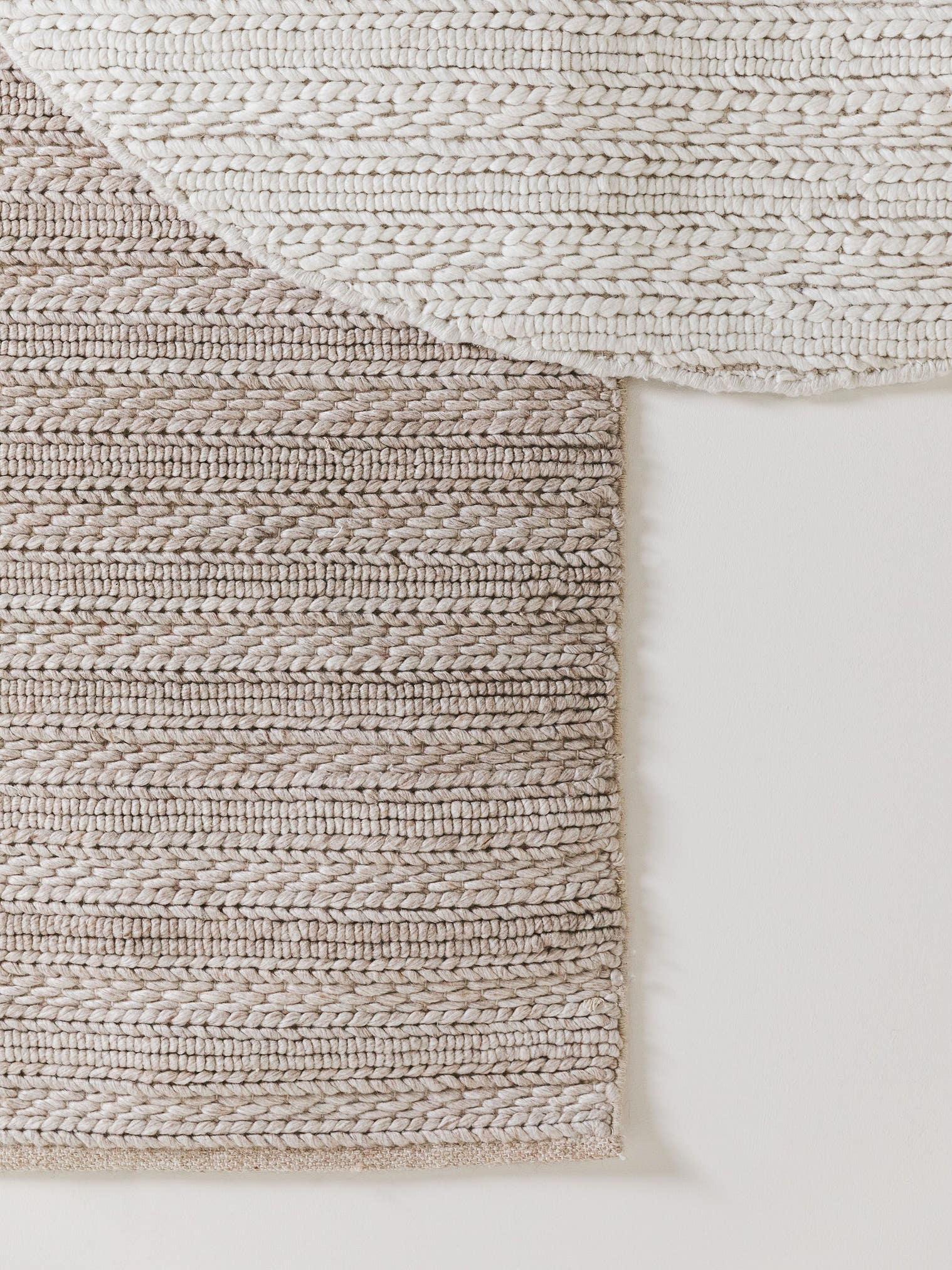 Tæppe af 70% Uld, 30% Polyester i Beige med 1- 5 mm høj luv fra benuta Pure