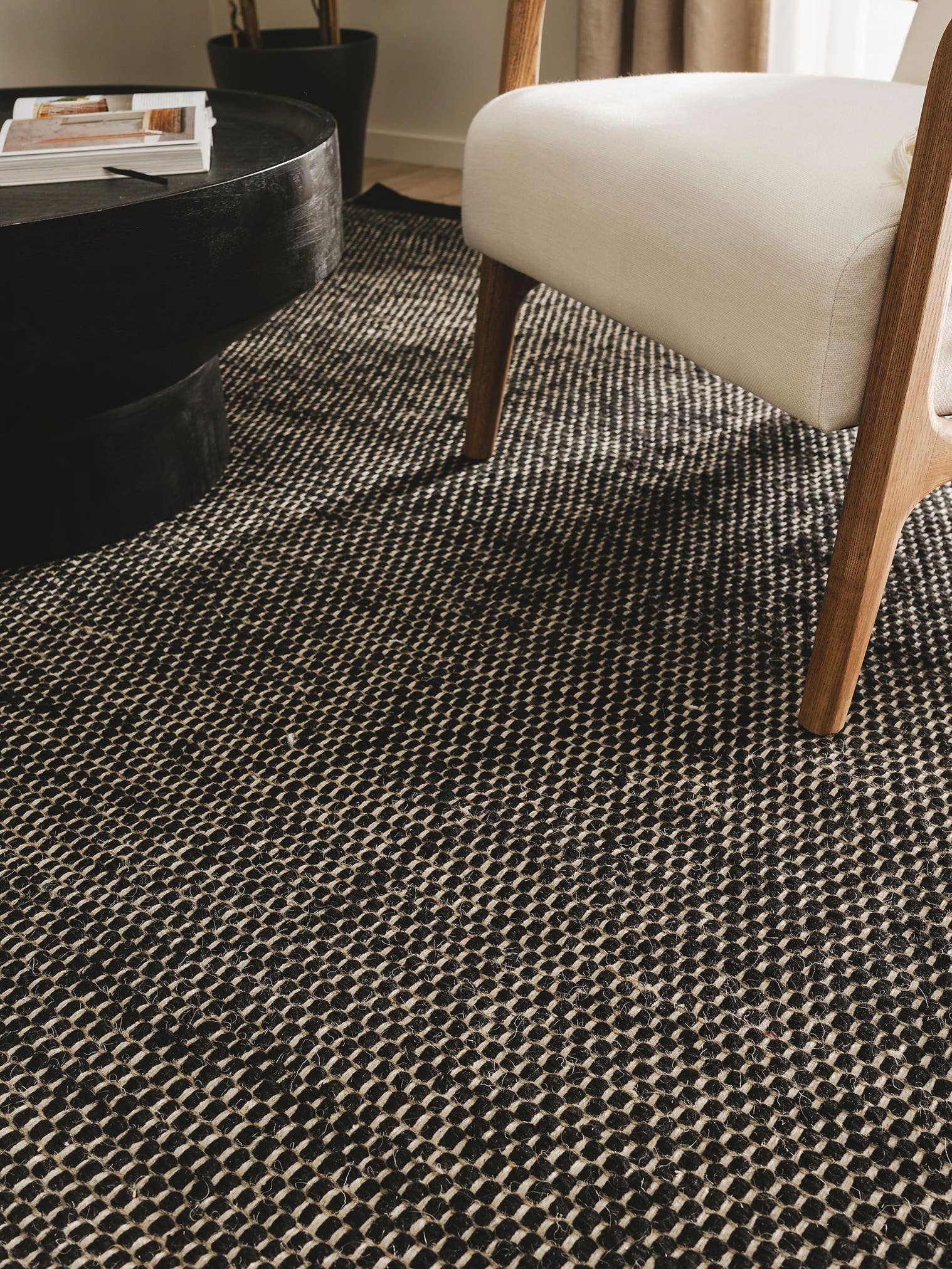 Teppich aus 80% Wolle, 20% Baumwolle in Schwarz/Weiß mit bis 5 mm hohem Flor von benuta Pure