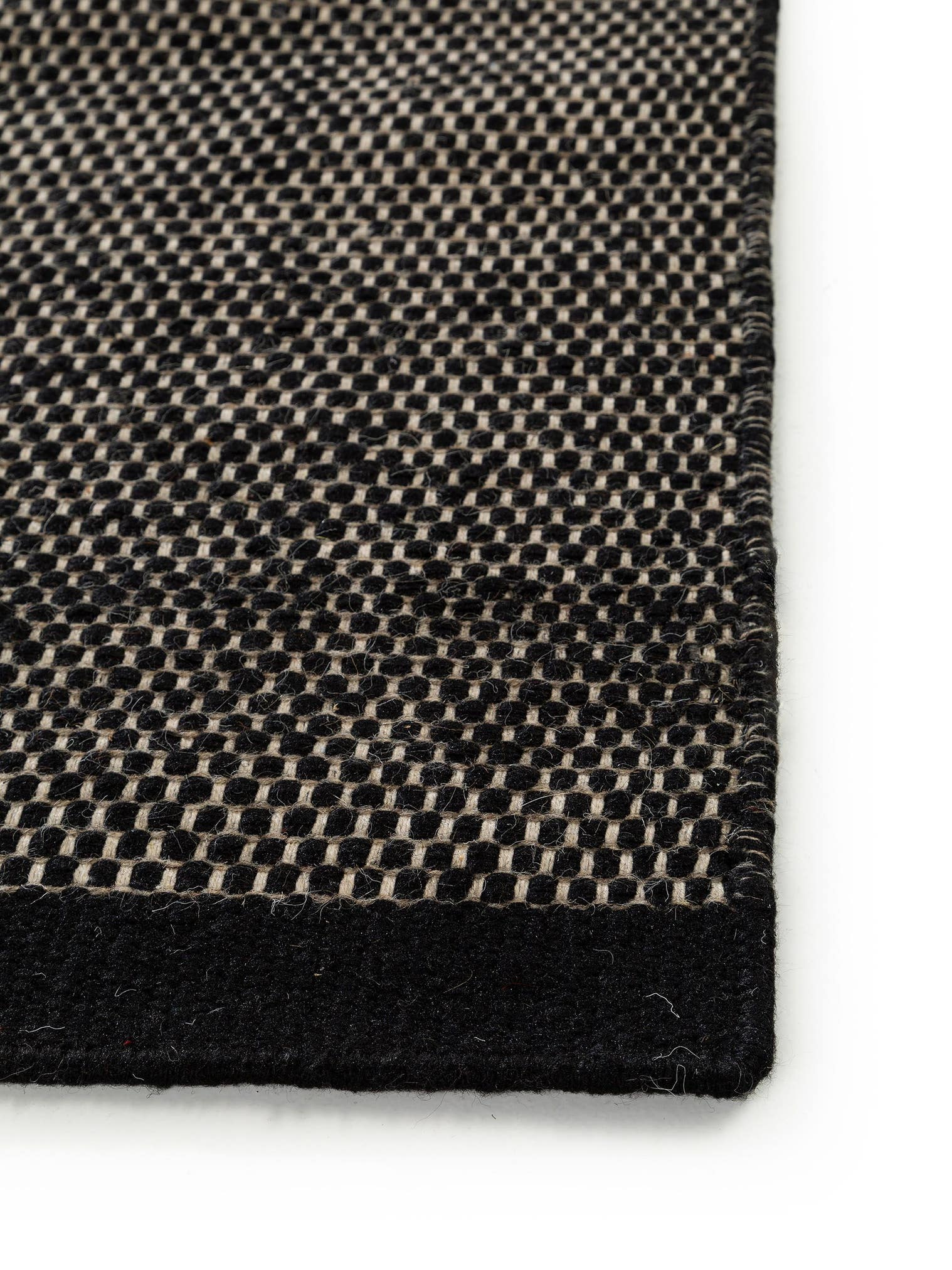 Teppich aus 80% Wolle, 20% Baumwolle in Schwarz/Weiß mit bis 5 mm hohem Flor von benuta Pure