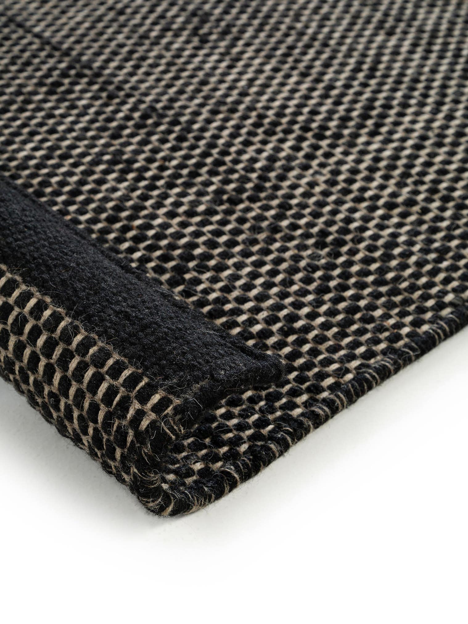 Teppich aus 80% Wolle, 20% Baumwolle in Schwarz/Weiß mit bis 5 mm hohem Flor von benuta Pure