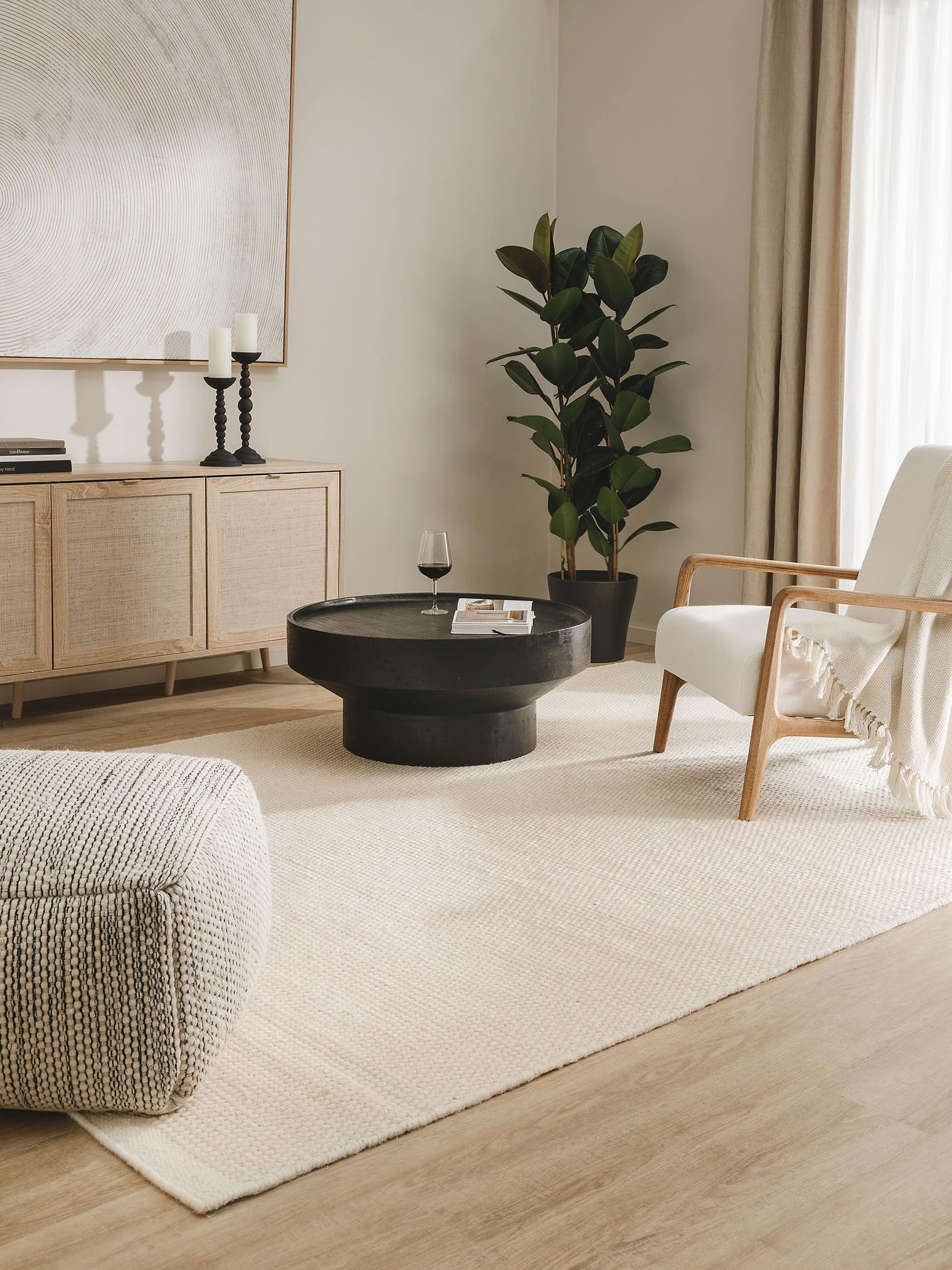Teppich aus 80% Wolle, 20% Baumwolle in Weiß mit bis 5 mm hohem Flor von benuta Pure