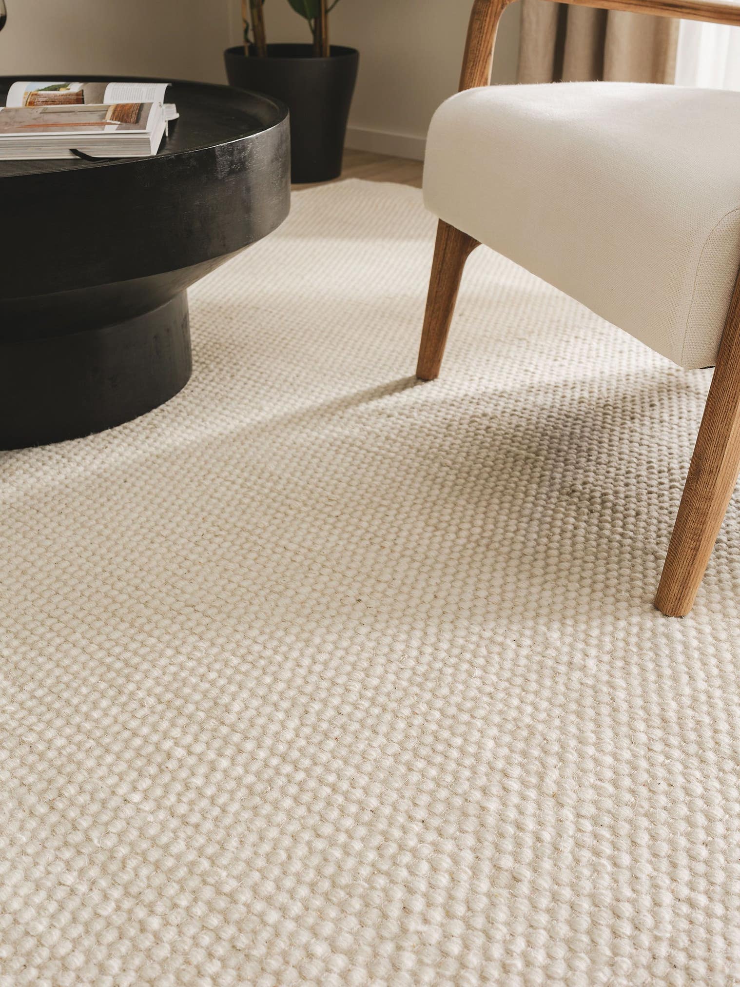Teppich aus 80% Wolle, 20% Baumwolle in Weiß mit bis 5 mm hohem Flor von benuta Pure
