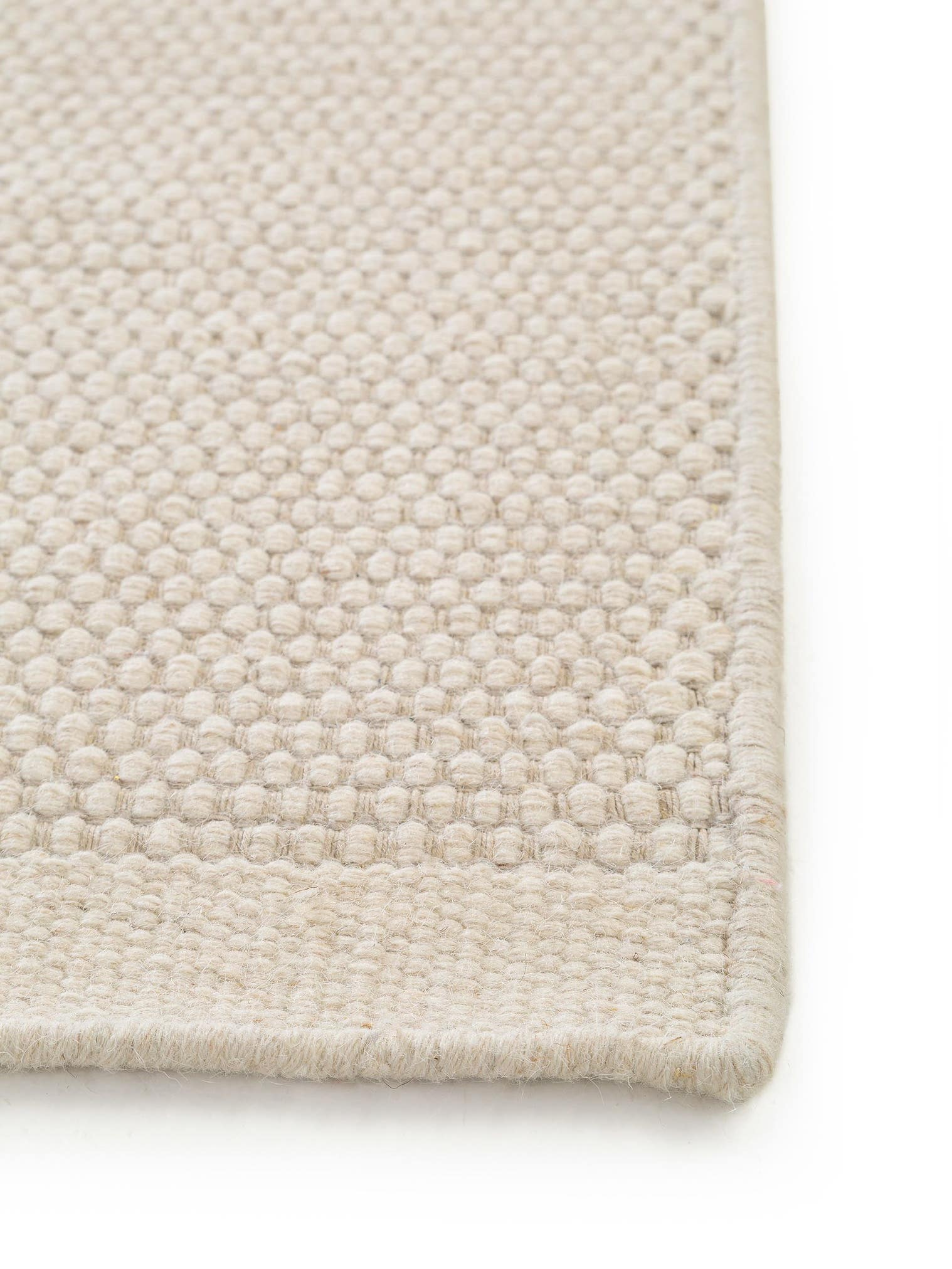 Teppich aus 80% Wolle, 20% Baumwolle in Weiß mit bis 5 mm hohem Flor von benuta Pure