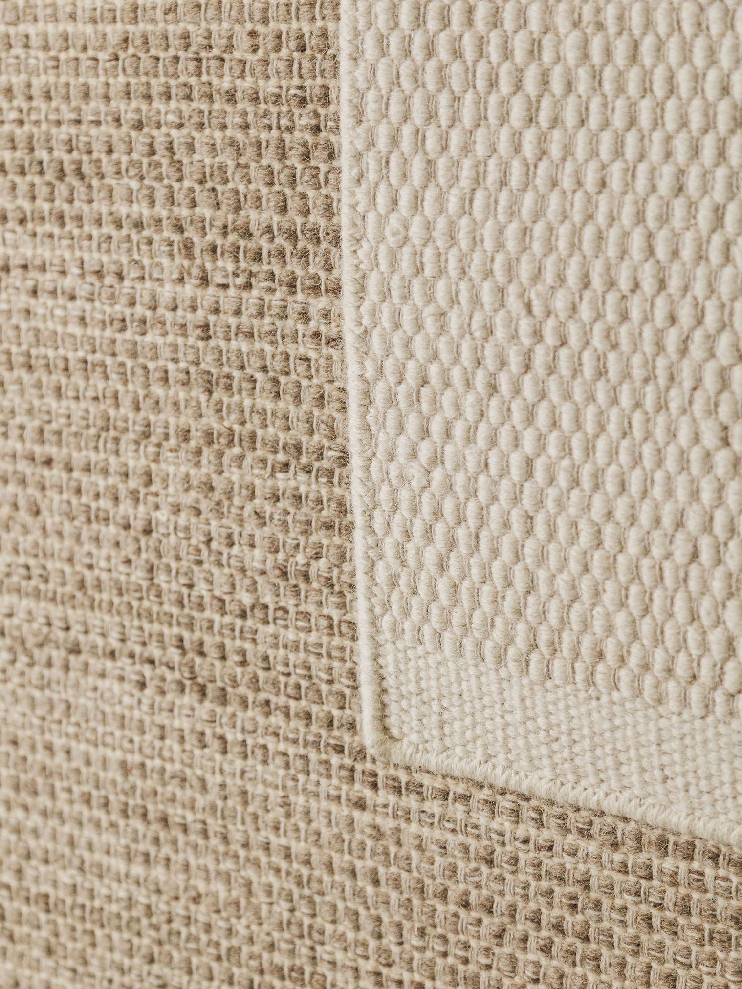 Teppich aus 80% Wolle, 20% Baumwolle in Weiß mit bis 5 mm hohem Flor von benuta Pure
