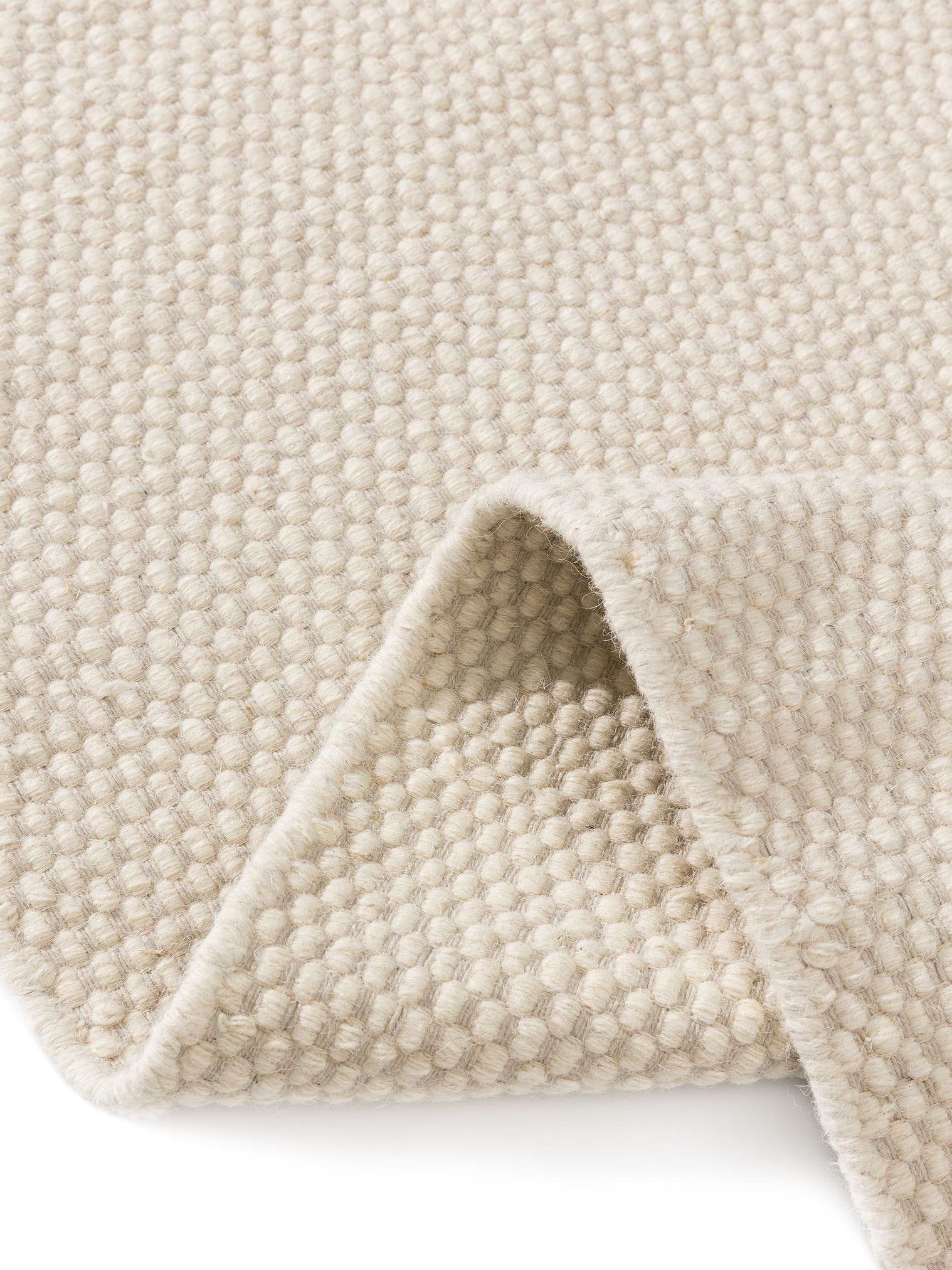 Teppich aus 80% Wolle, 20% Baumwolle in Weiß mit bis 5 mm hohem Flor von benuta Pure