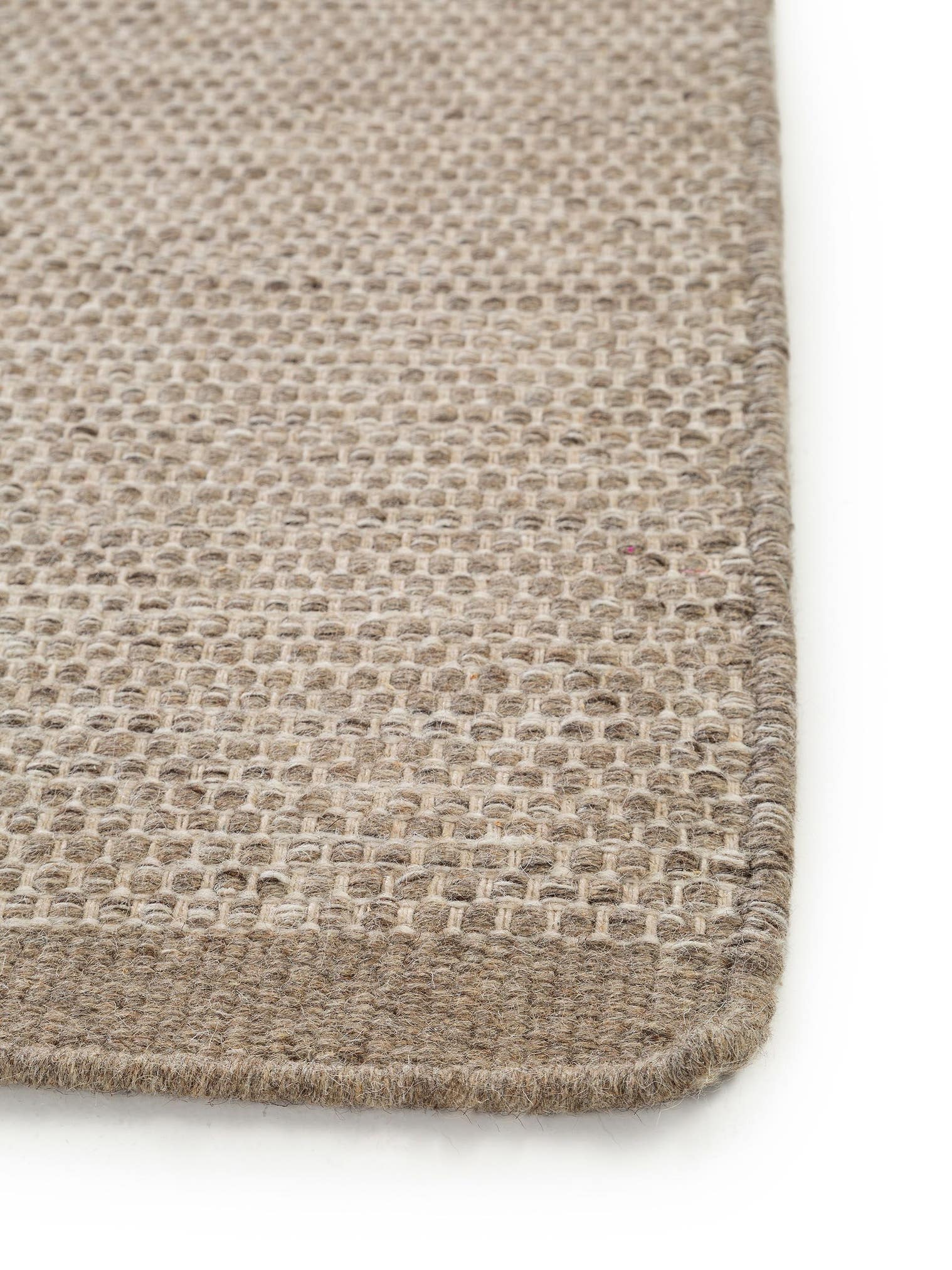 Dywan z 80% Wełna, 20% Bawełna w kolorze szarobrązowy z włosiem 1- 5 mm wysokim od benuta Pure