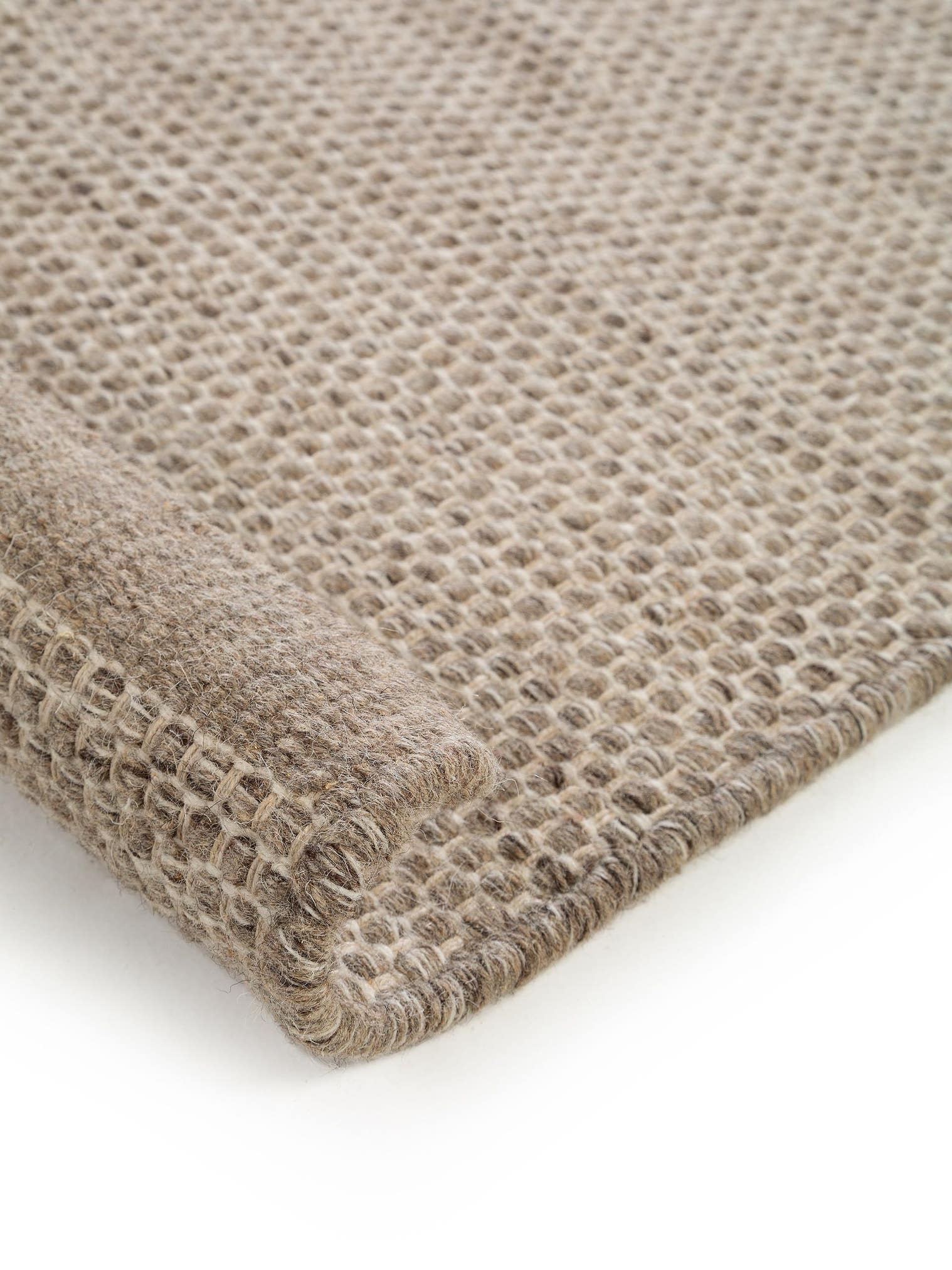 Dywan z 80% Wełna, 20% Bawełna w kolorze szarobrązowy z włosiem 1- 5 mm wysokim od benuta Pure