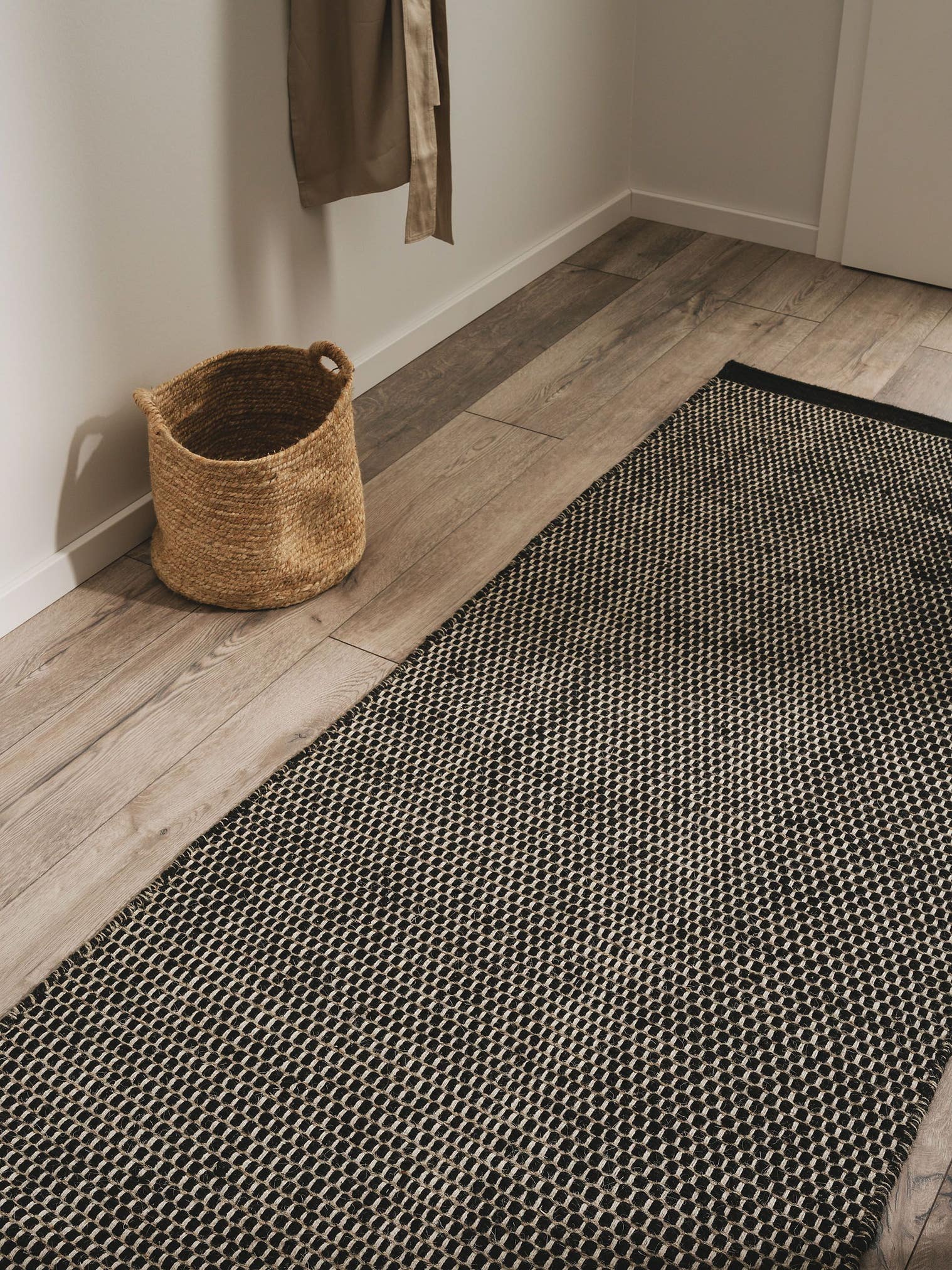 Rug made of 80% wool, 20% cotton in Black/White with a 1- 5 mm high pile by benuta Pure