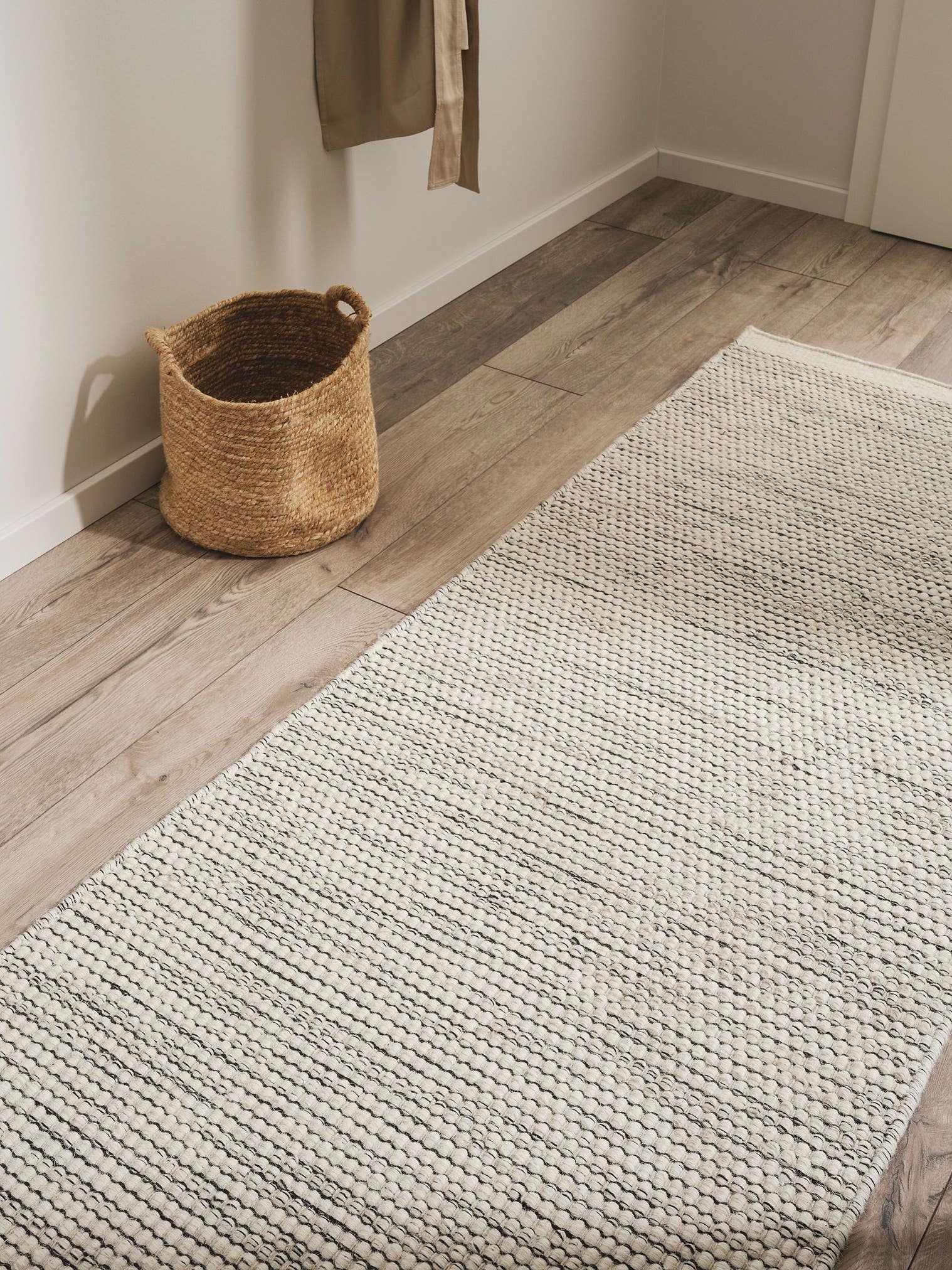Teppich aus 80% Wolle, 20% Baumwolle in Beige mit bis 5 mm hohem Flor von benuta Pure