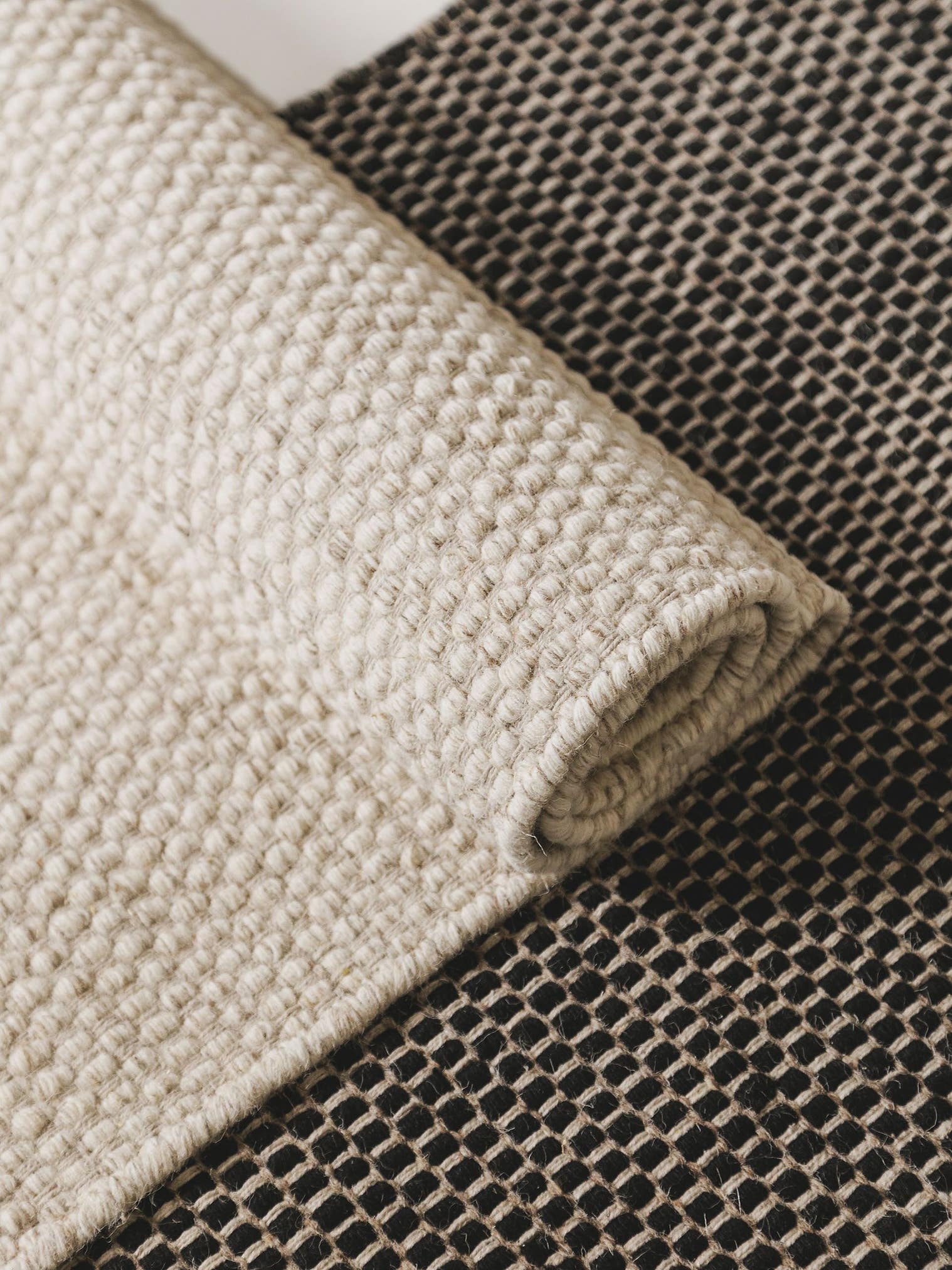 Teppich aus 80% Wolle, 20% Baumwolle in Beige mit bis 5 mm hohem Flor von benuta Pure