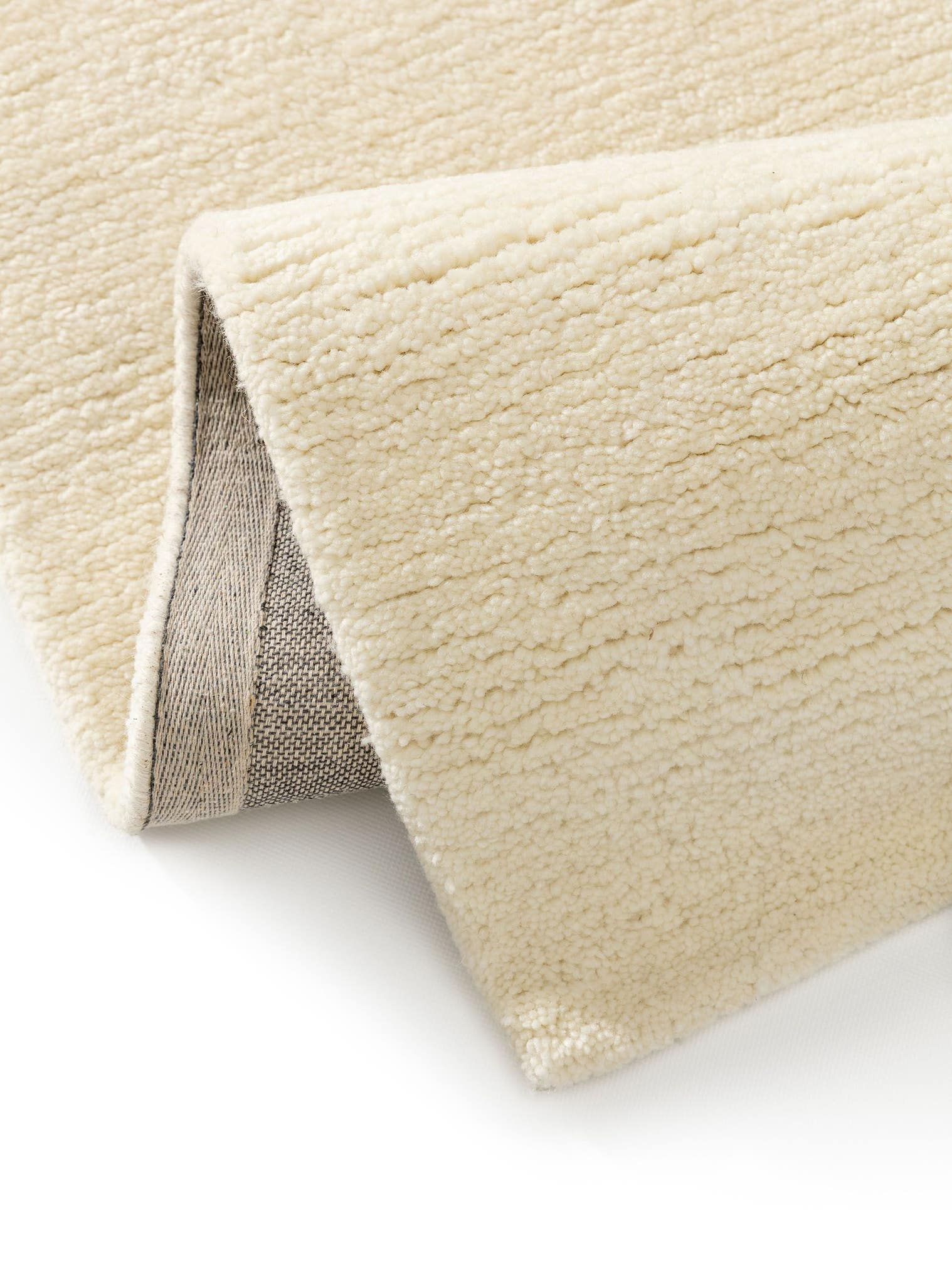 Teppich aus 100% Wolle in Beige mit 31 bis 40 mm hohem Flor von benuta Pure
