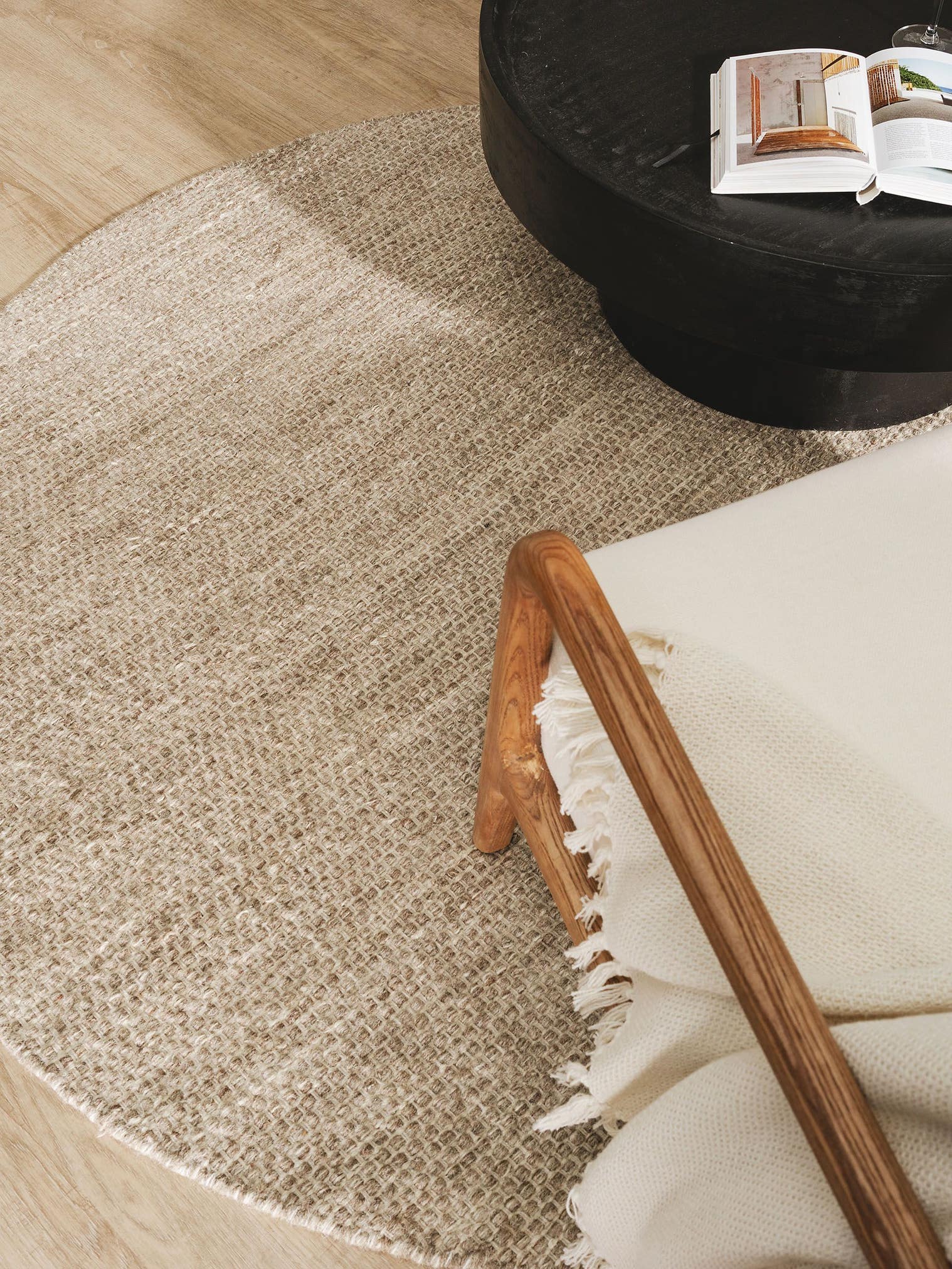 Teppich aus 80% Wolle, 20% Baumwolle in Taupe mit bis 5 mm hohem Flor von benuta Pure