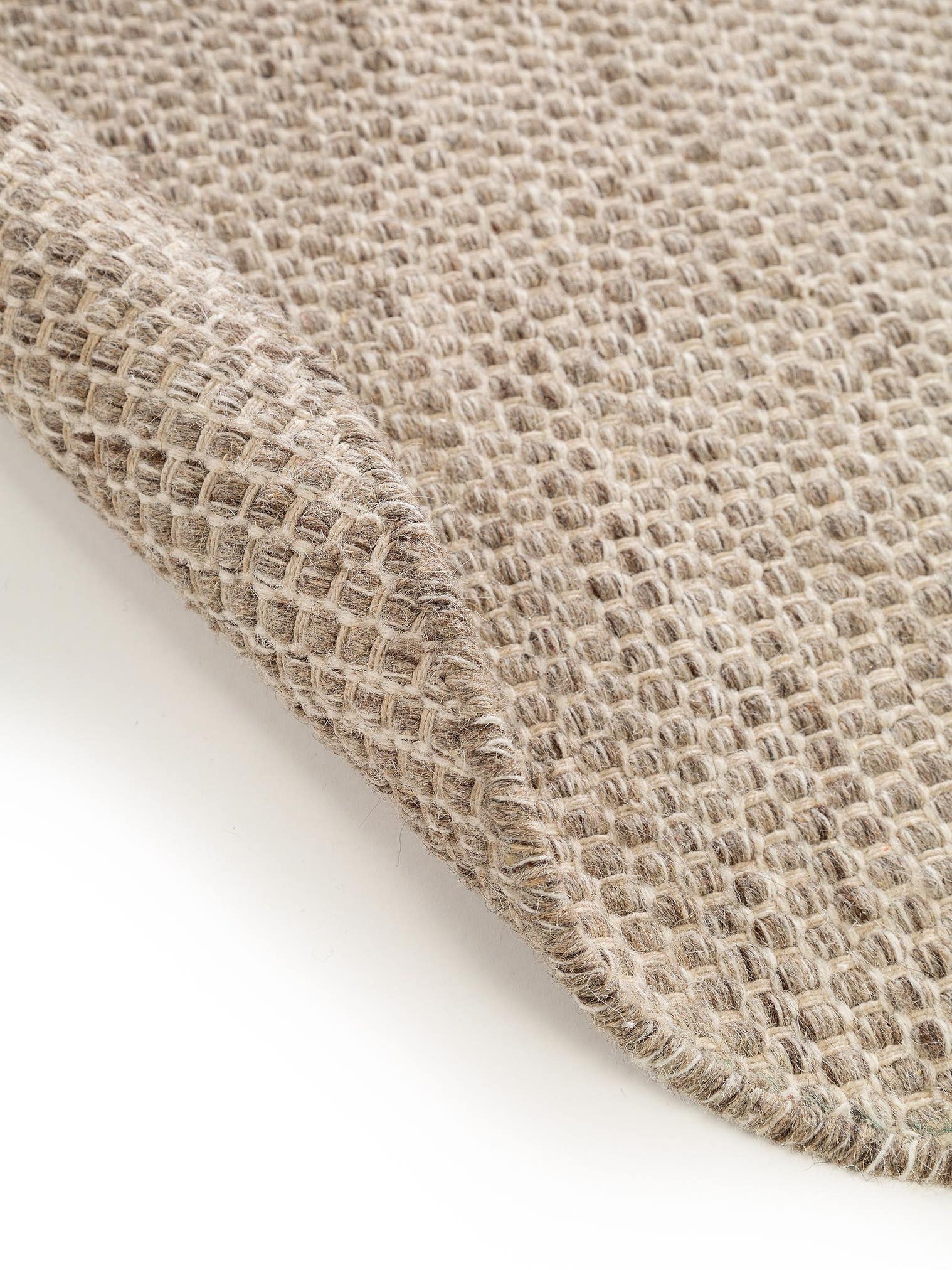 Teppich aus 80% Wolle, 20% Baumwolle in Taupe mit bis 5 mm hohem Flor von benuta Pure