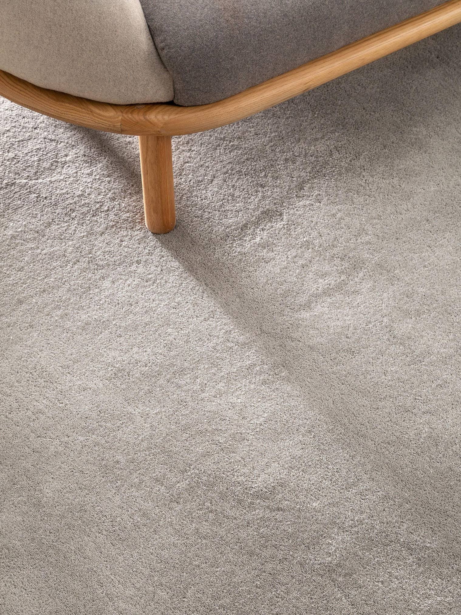 Teppich aus 100% Wolle in Grau mit 6 bis 10 mm hohem Flor von benuta Nest