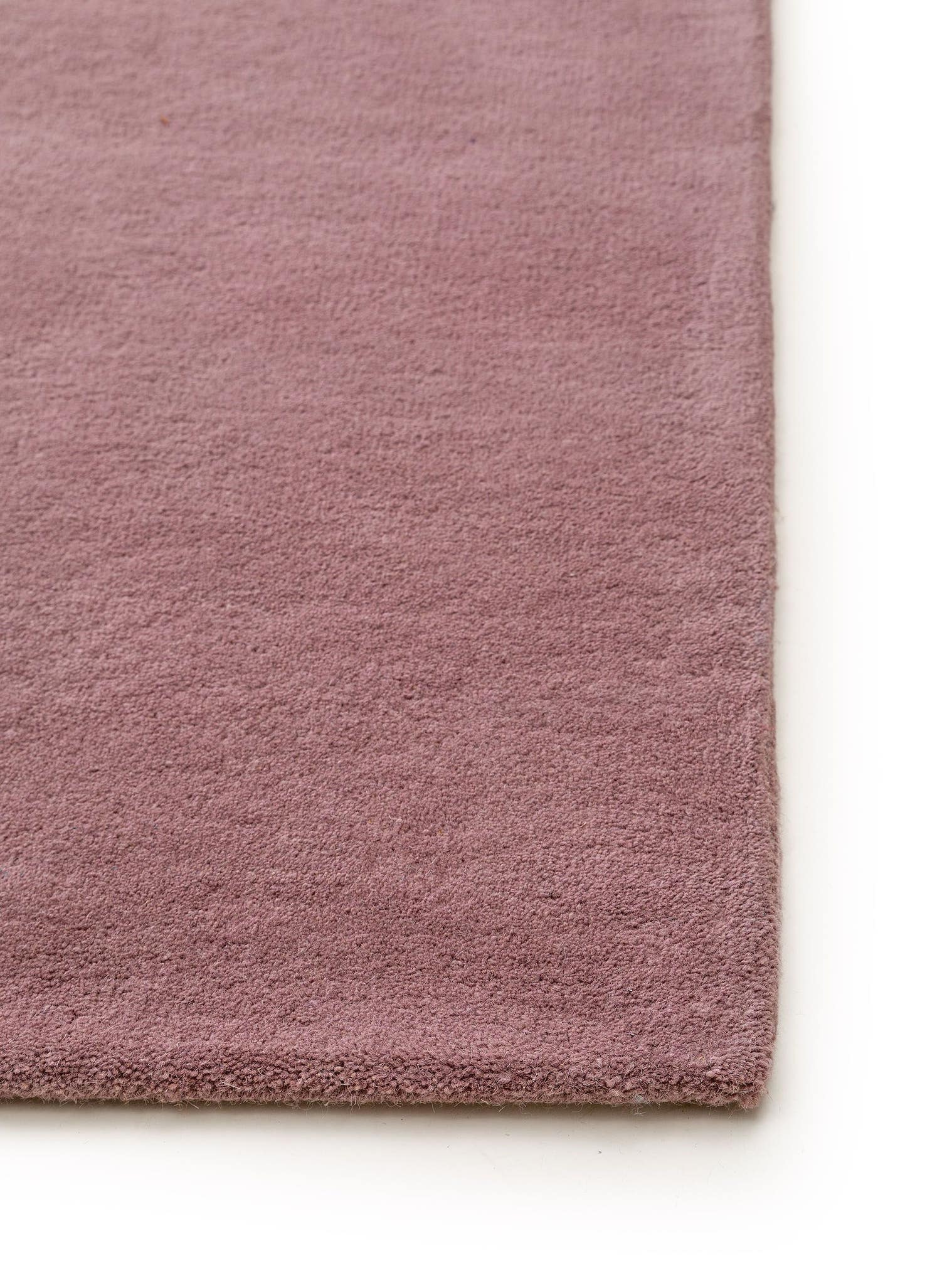 Teppich aus 100% Wolle in Lila mit 6 bis 10 mm hohem Flor von benuta Nest