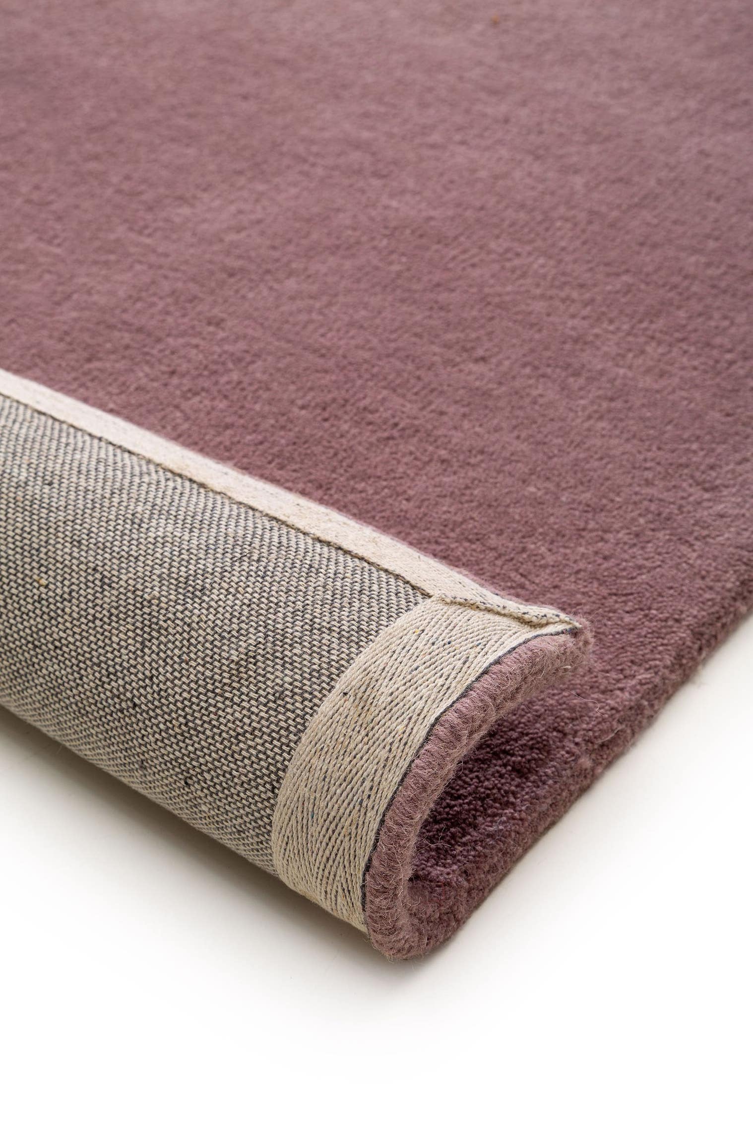 Teppich aus 100% Wolle in Lila mit 6 bis 10 mm hohem Flor von benuta Nest