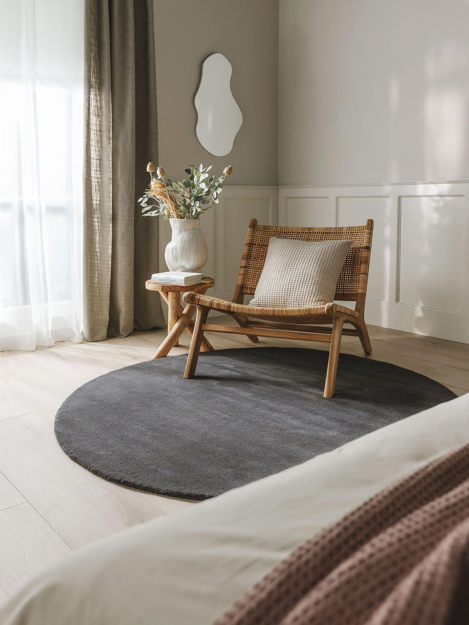 Teppich aus 100% Wolle in Grau mit 6 bis 10 mm hohem Flor von benuta Nest
