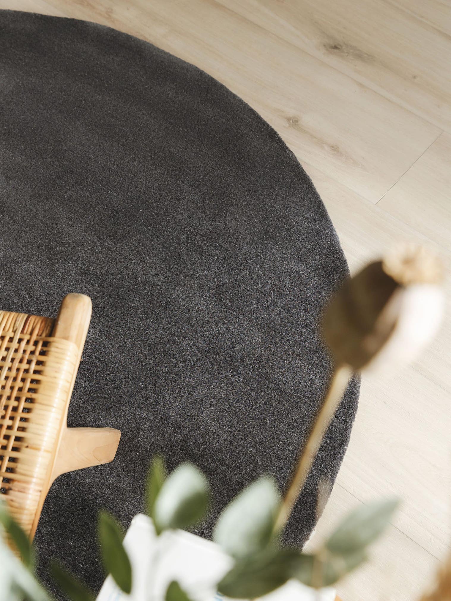 Teppich aus 100% Wolle in Grau mit 6 bis 10 mm hohem Flor von benuta Nest