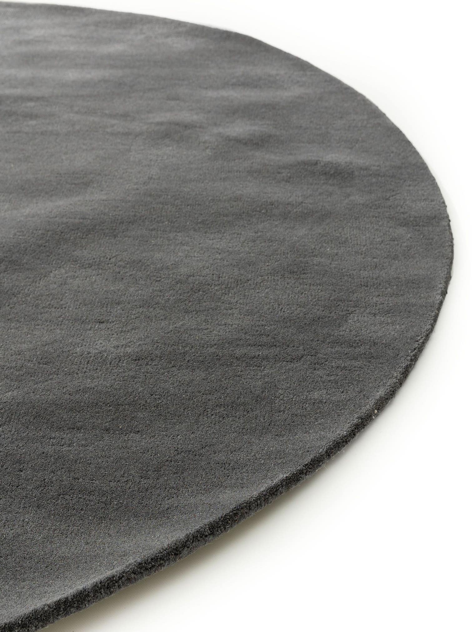 Teppich aus 100% Wolle in Grau mit 6 bis 10 mm hohem Flor von benuta Nest