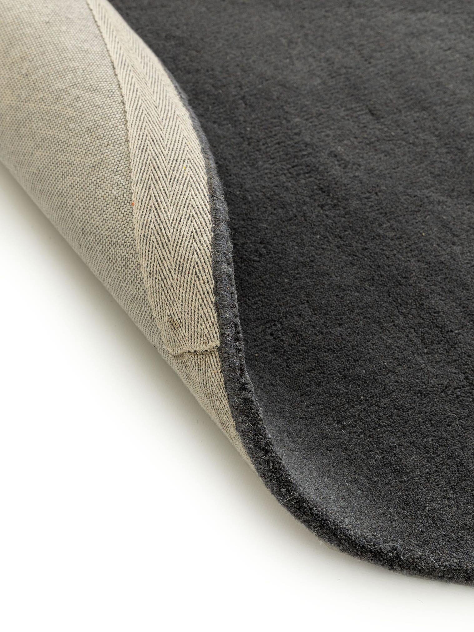 Teppich aus 100% Wolle in Grau mit 6 bis 10 mm hohem Flor von benuta Nest