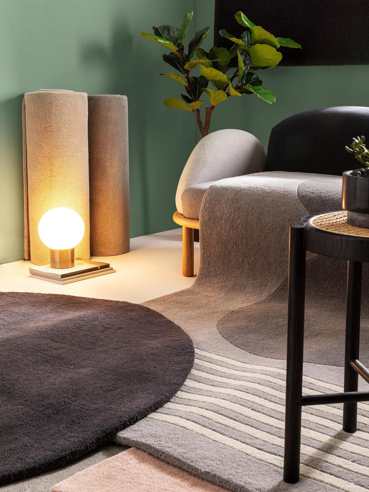 Teppich aus 100% Wolle in Grau mit 6 bis 10 mm hohem Flor von benuta Nest