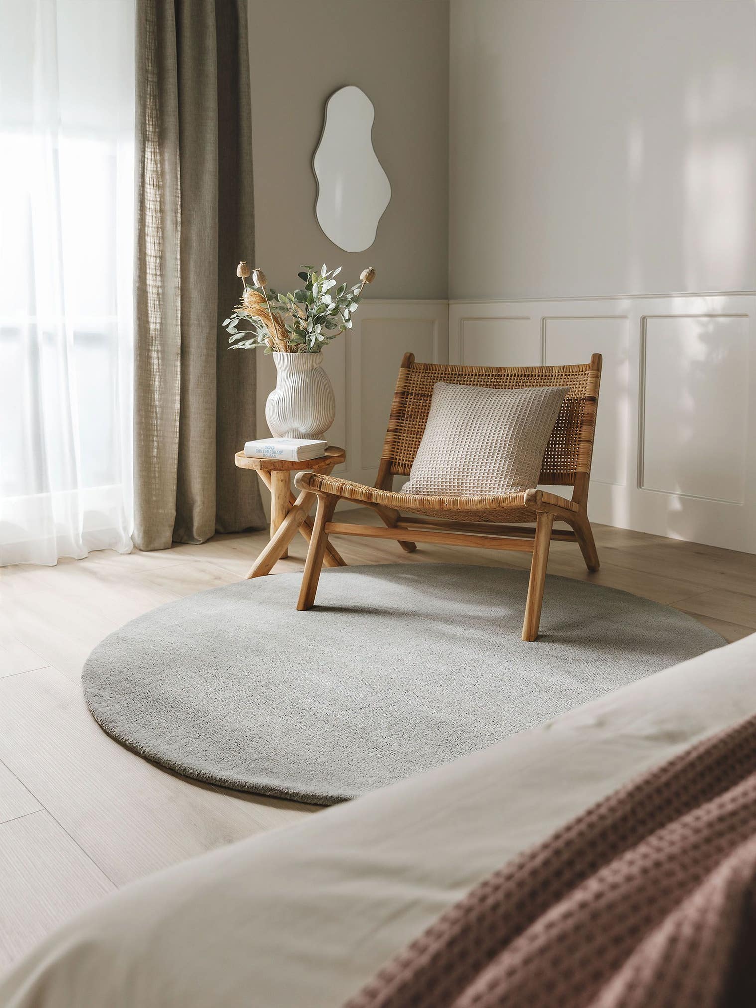 Teppich aus 100% Wolle in Grau mit 6 bis 10 mm hohem Flor von benuta Nest