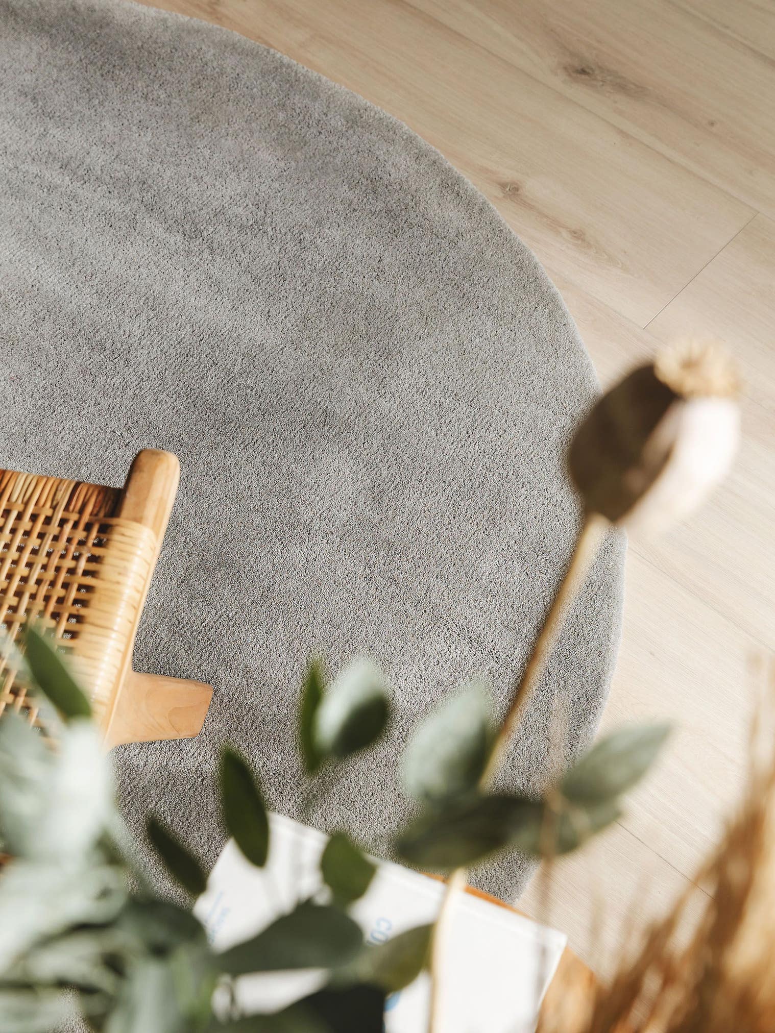 Teppich aus 100% Wolle in Grau mit 6 bis 10 mm hohem Flor von benuta Nest