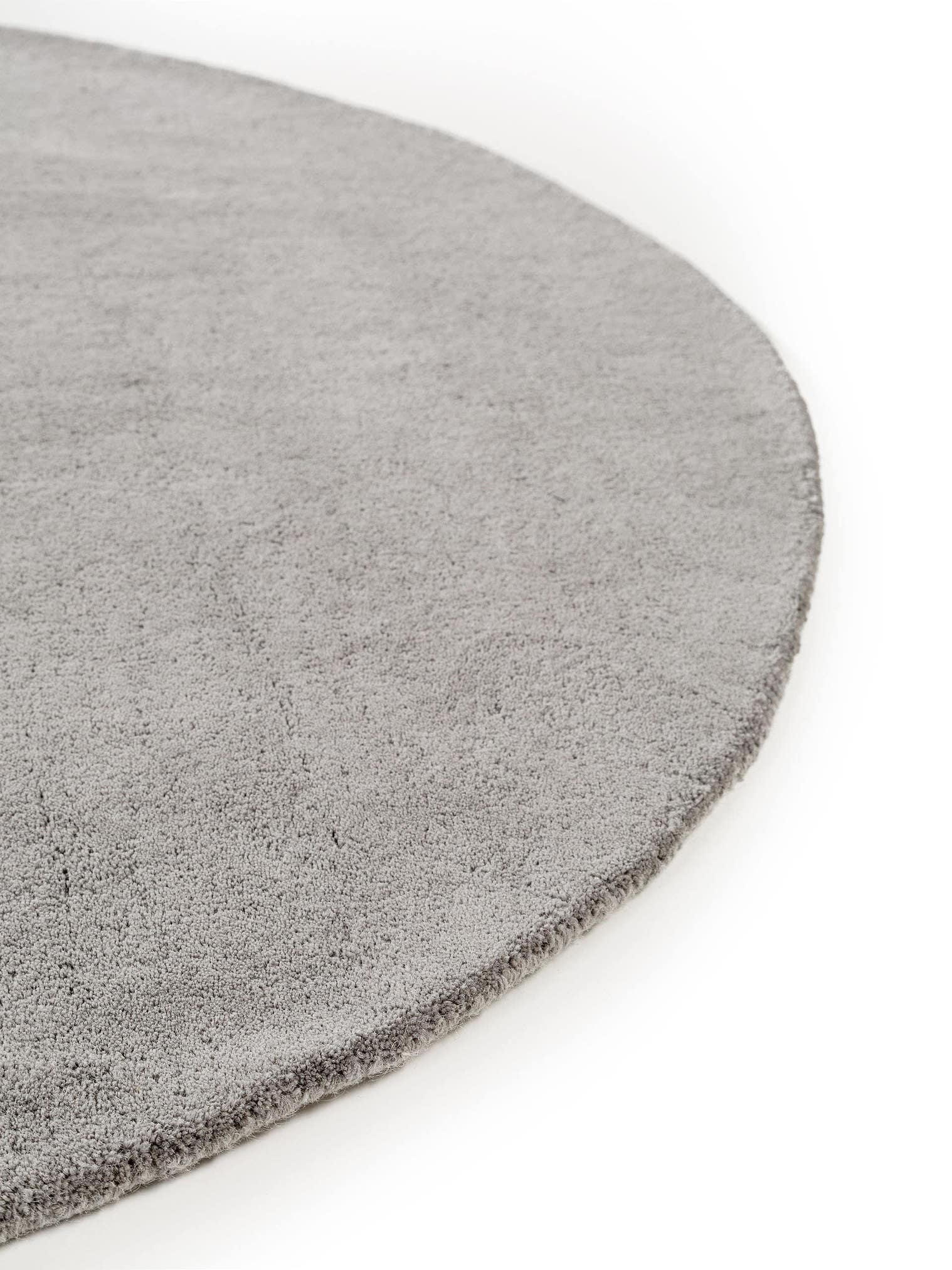 Teppich aus 100% Wolle in Grau mit 6 bis 10 mm hohem Flor von benuta Nest