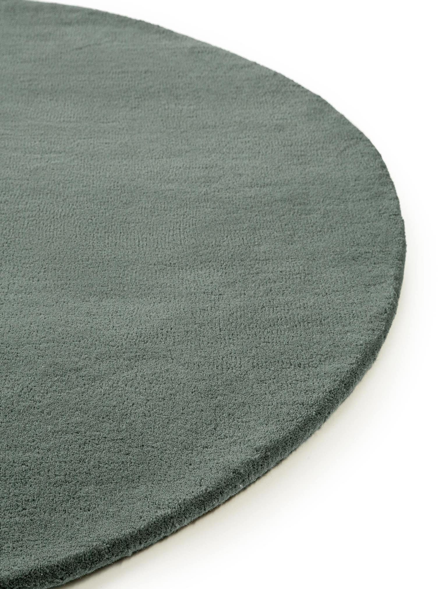 Rug made of 100% Wool in Green with a 6 - 10 mm high pile by benuta Nest