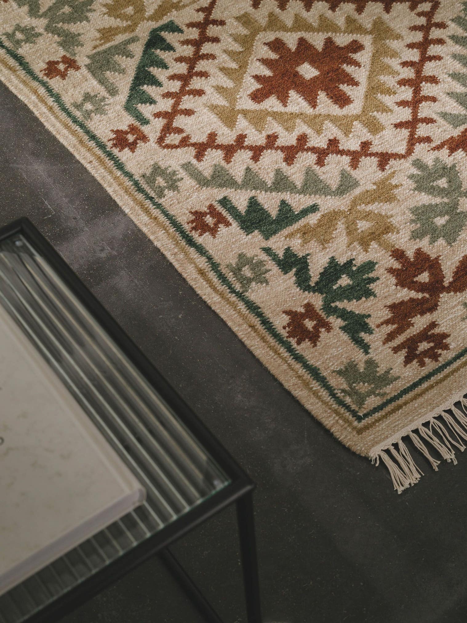 Teppich aus 90% Wolle, 10% Baumwolle in Grün mit bis 5 mm hohem Flor von benuta Pure