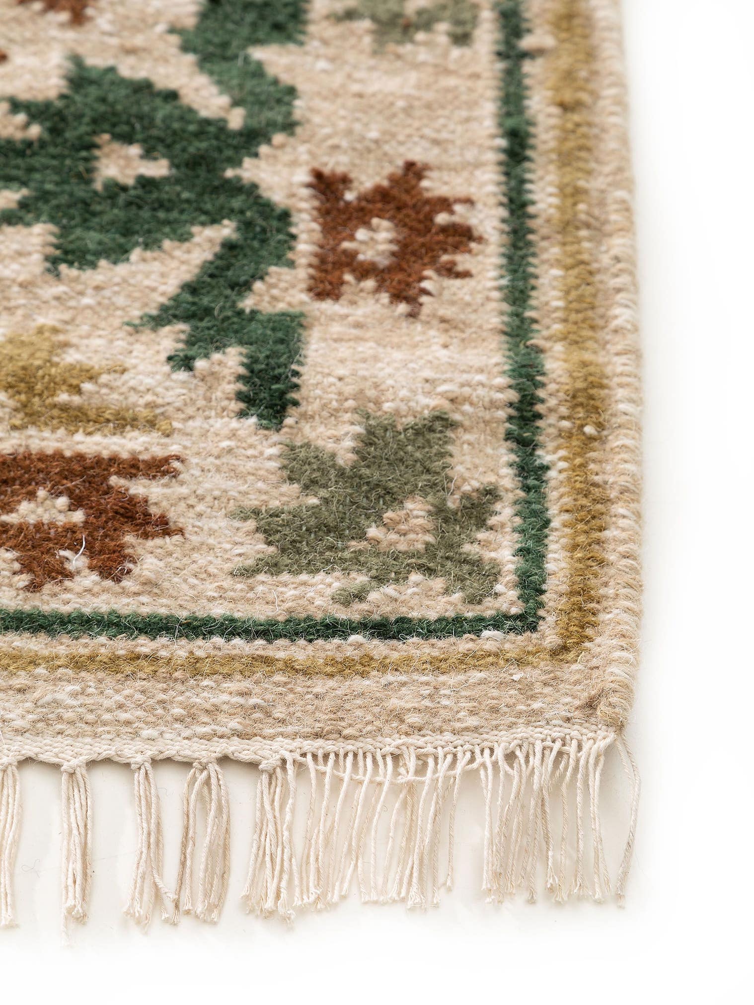 Teppich aus 90% Wolle, 10% Baumwolle in Grün mit bis 5 mm hohem Flor von benuta Pure