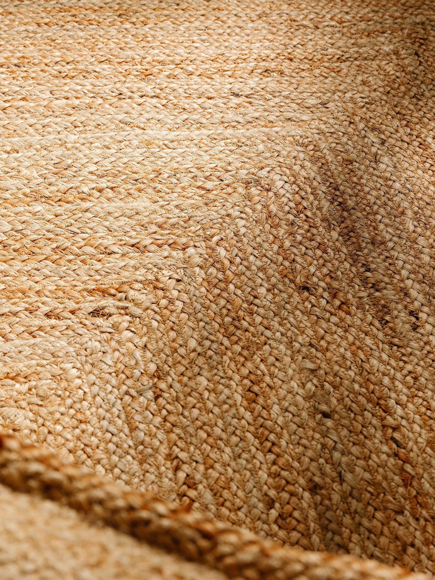 Tæppe af 100% Jute i Brun med 1- 5 mm høj luv fra benuta Pure