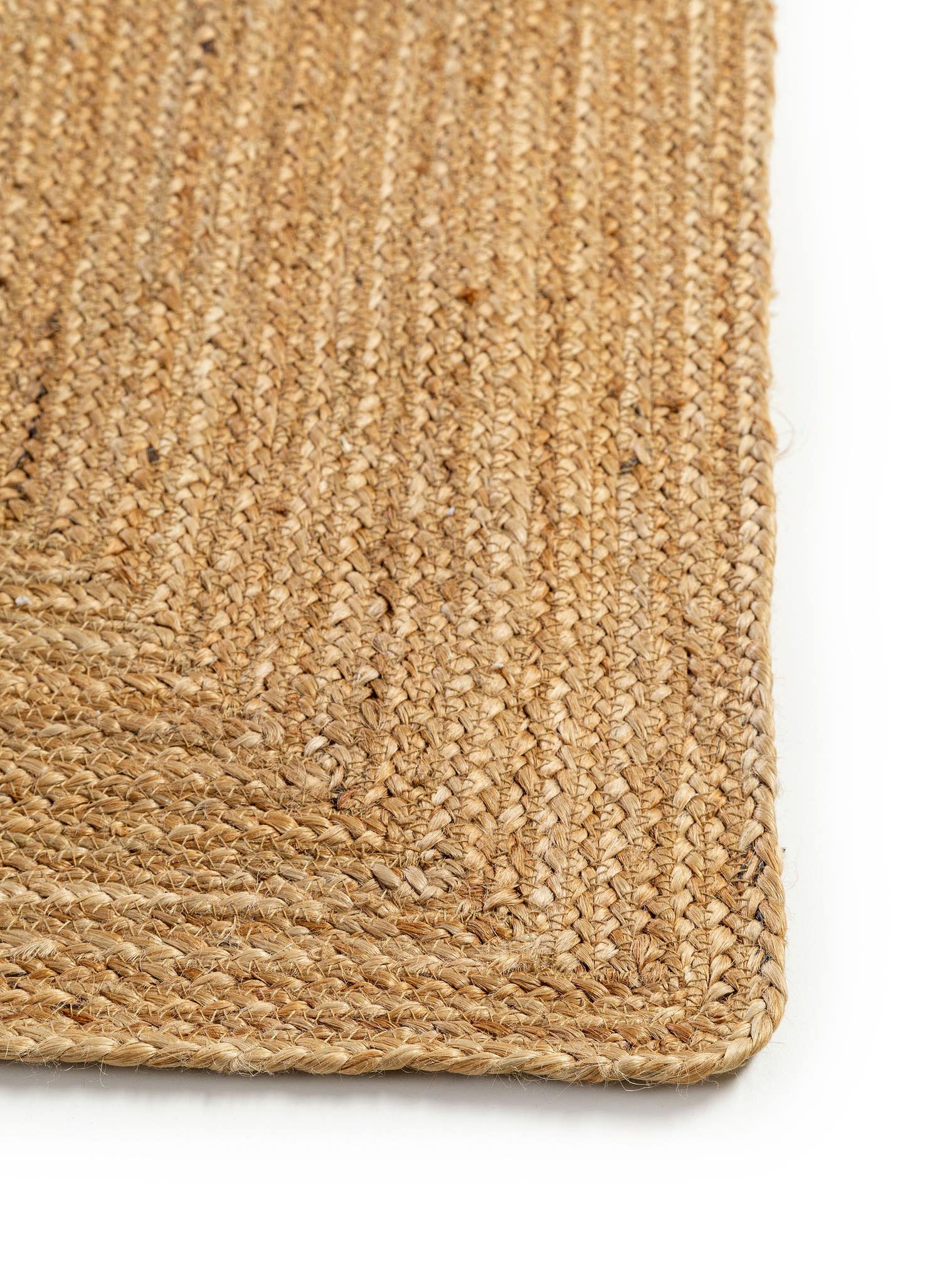 Tæppe af 100% Jute i Brun med 1- 5 mm høj luv fra benuta Pure