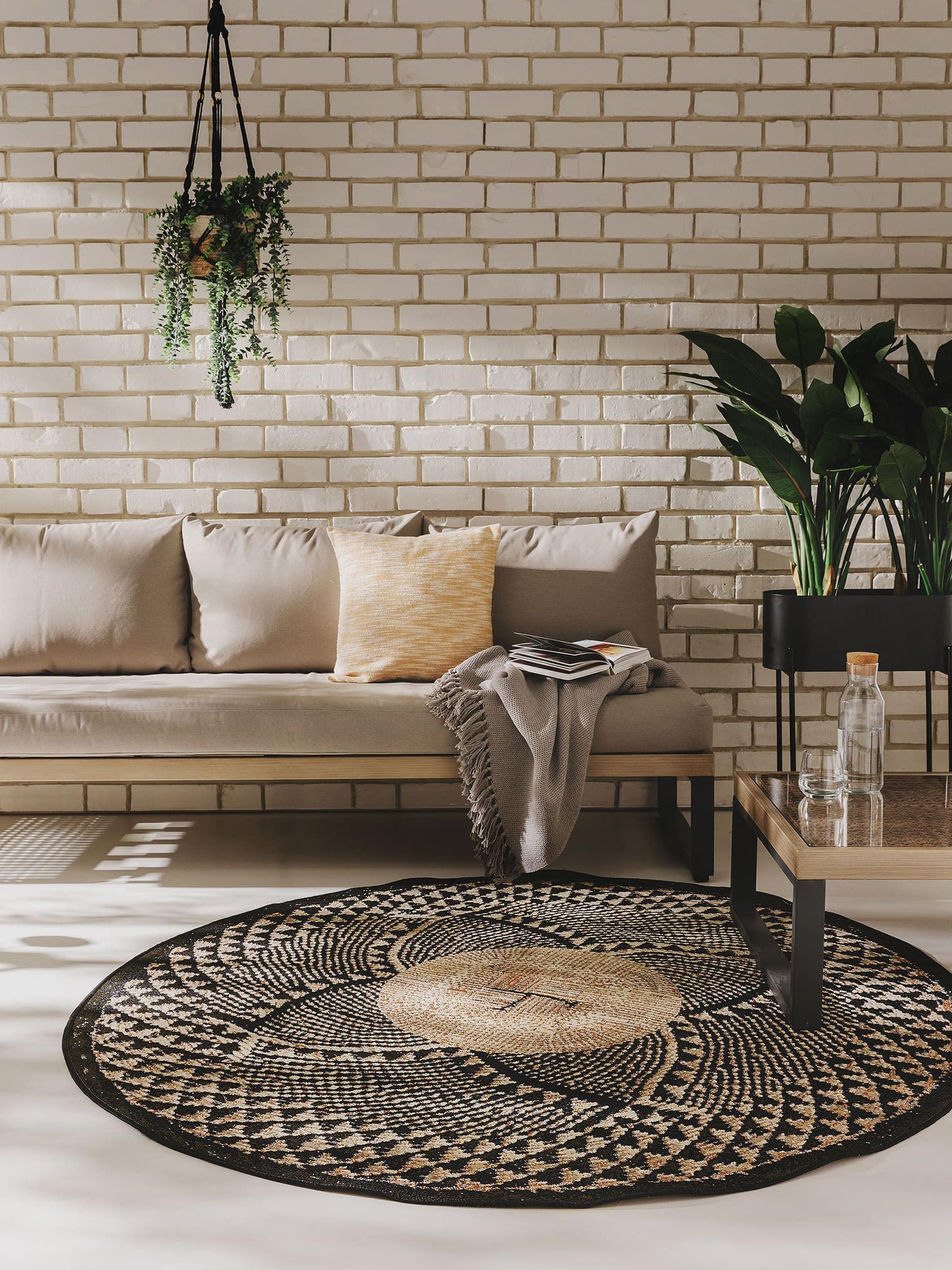 Tapis en 76% Polypropylène, 23% Polyester, 1% Latex en Noir avec une pile de 1- 5 mm de hauteur de benuta Nest