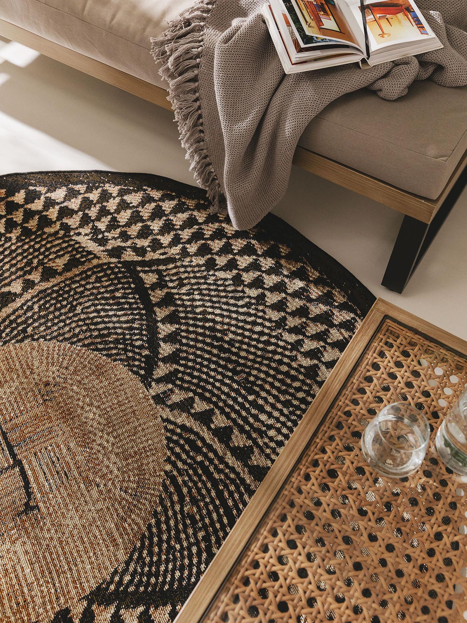 Tapis en 76% Polypropylène, 23% Polyester, 1% Latex en Noir avec une pile de 1- 5 mm de hauteur de benuta Nest