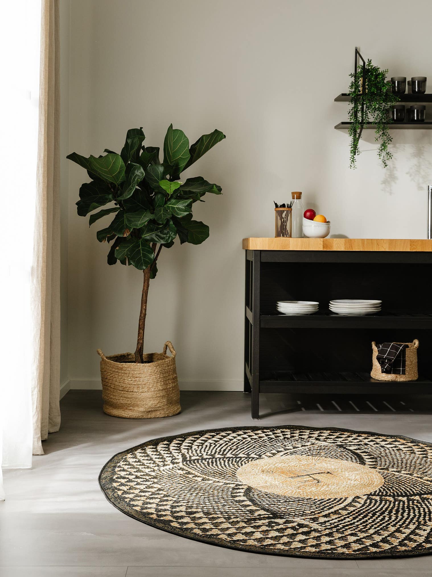 Tapis en 76% Polypropylène, 23% Polyester, 1% Latex en Noir avec une pile de 1- 5 mm de hauteur de benuta Nest