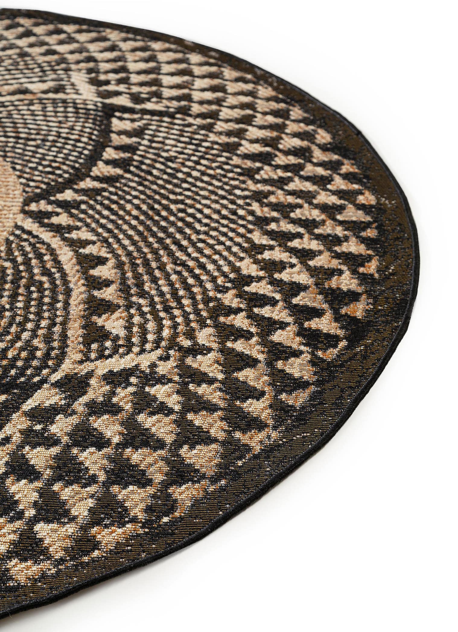Tapis en 76% Polypropylène, 23% Polyester, 1% Latex en Noir avec une pile de 1- 5 mm de hauteur de benuta Nest