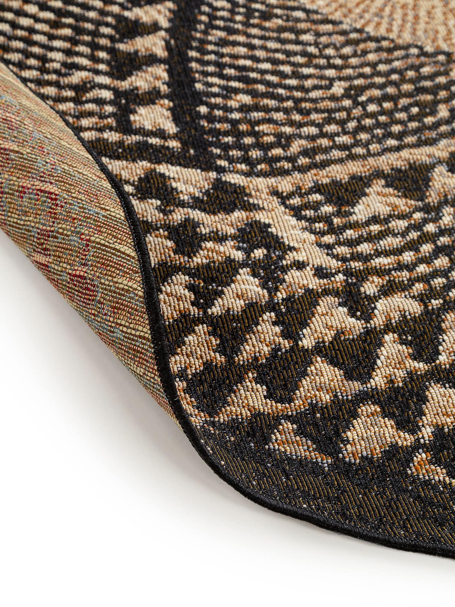 Tapis en 76% Polypropylène, 23% Polyester, 1% Latex en Noir avec une pile de 1- 5 mm de hauteur de benuta Nest